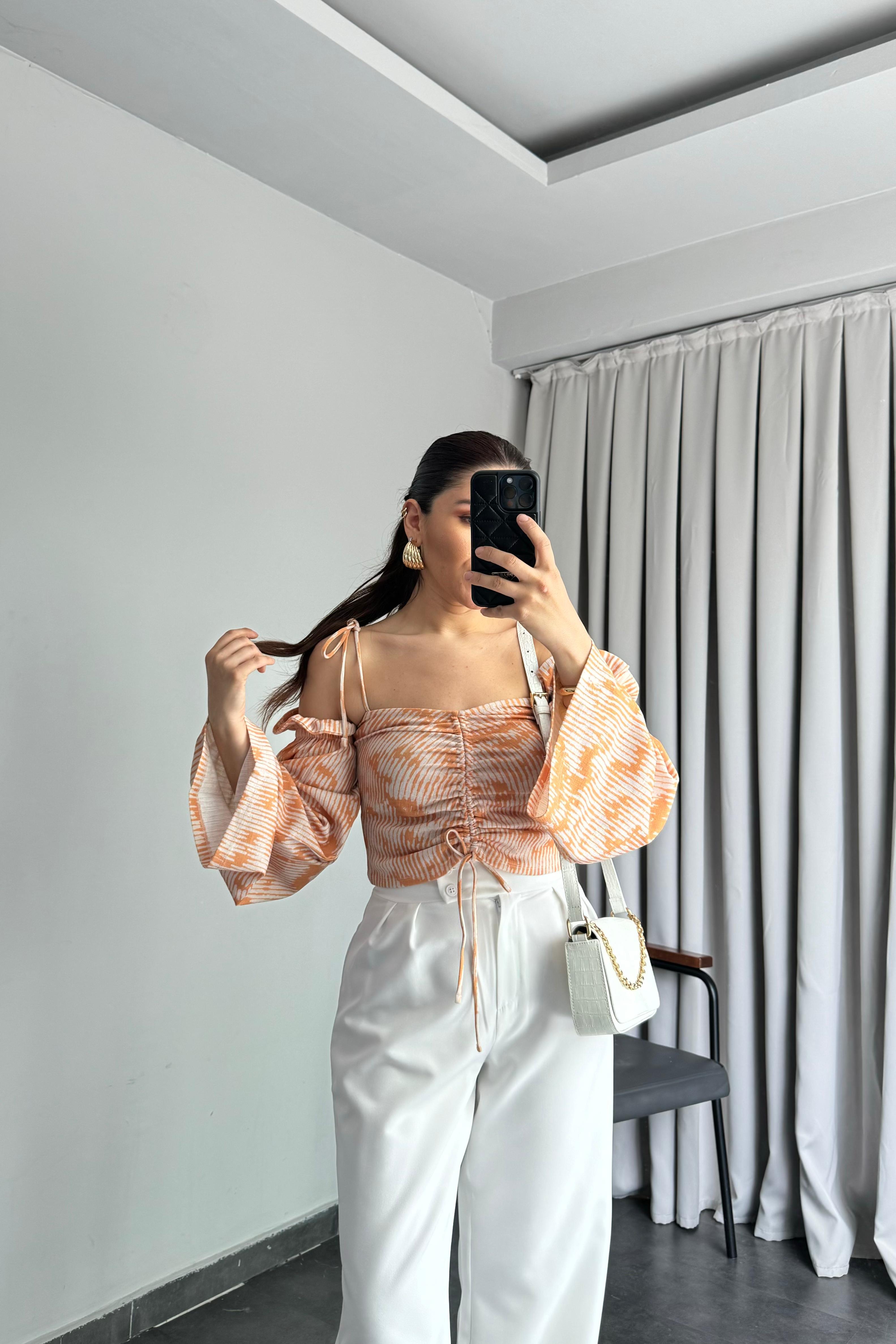 DESENLİ KOL GEÇMELİ CROP TOP