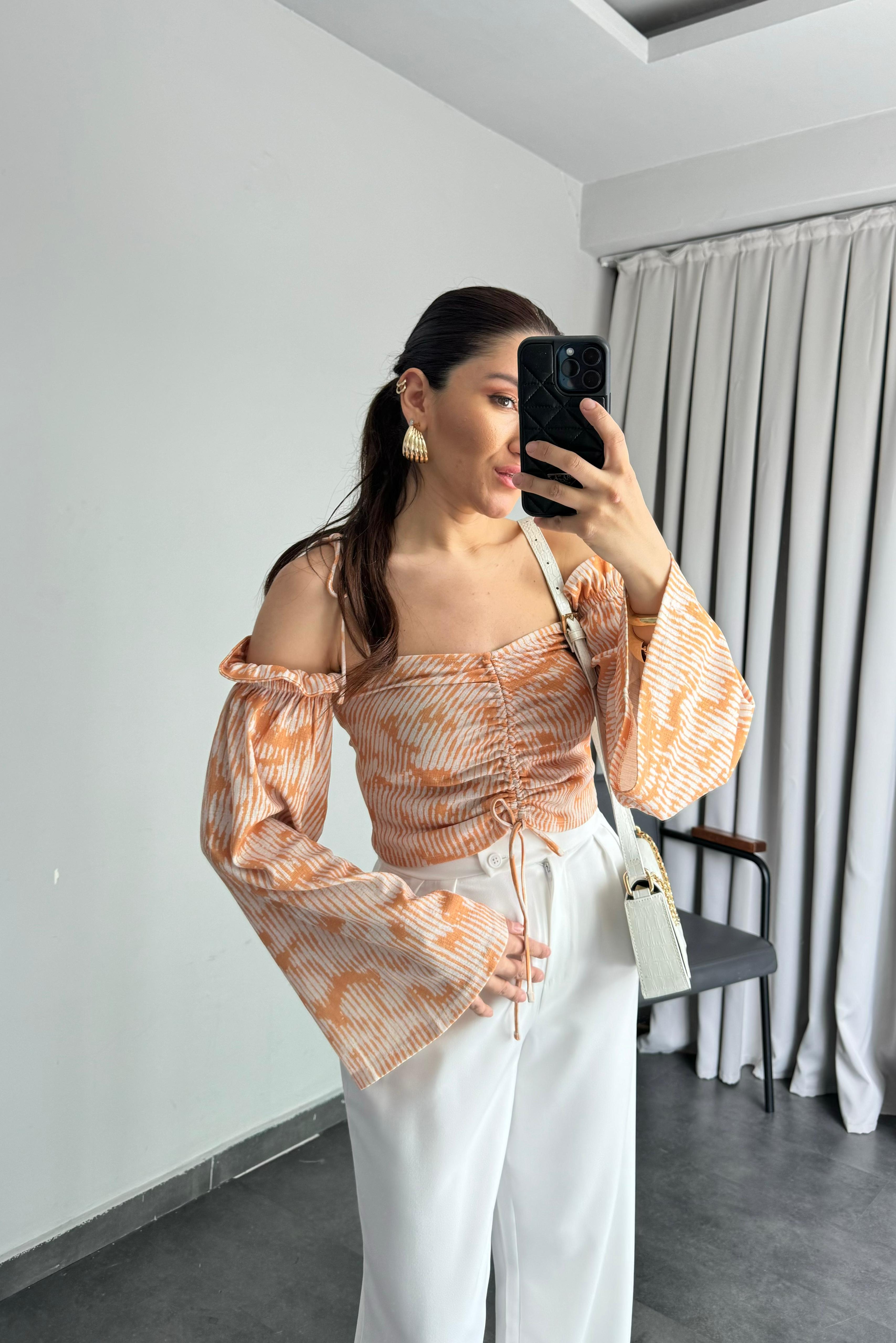 DESENLİ KOL GEÇMELİ CROP TOP