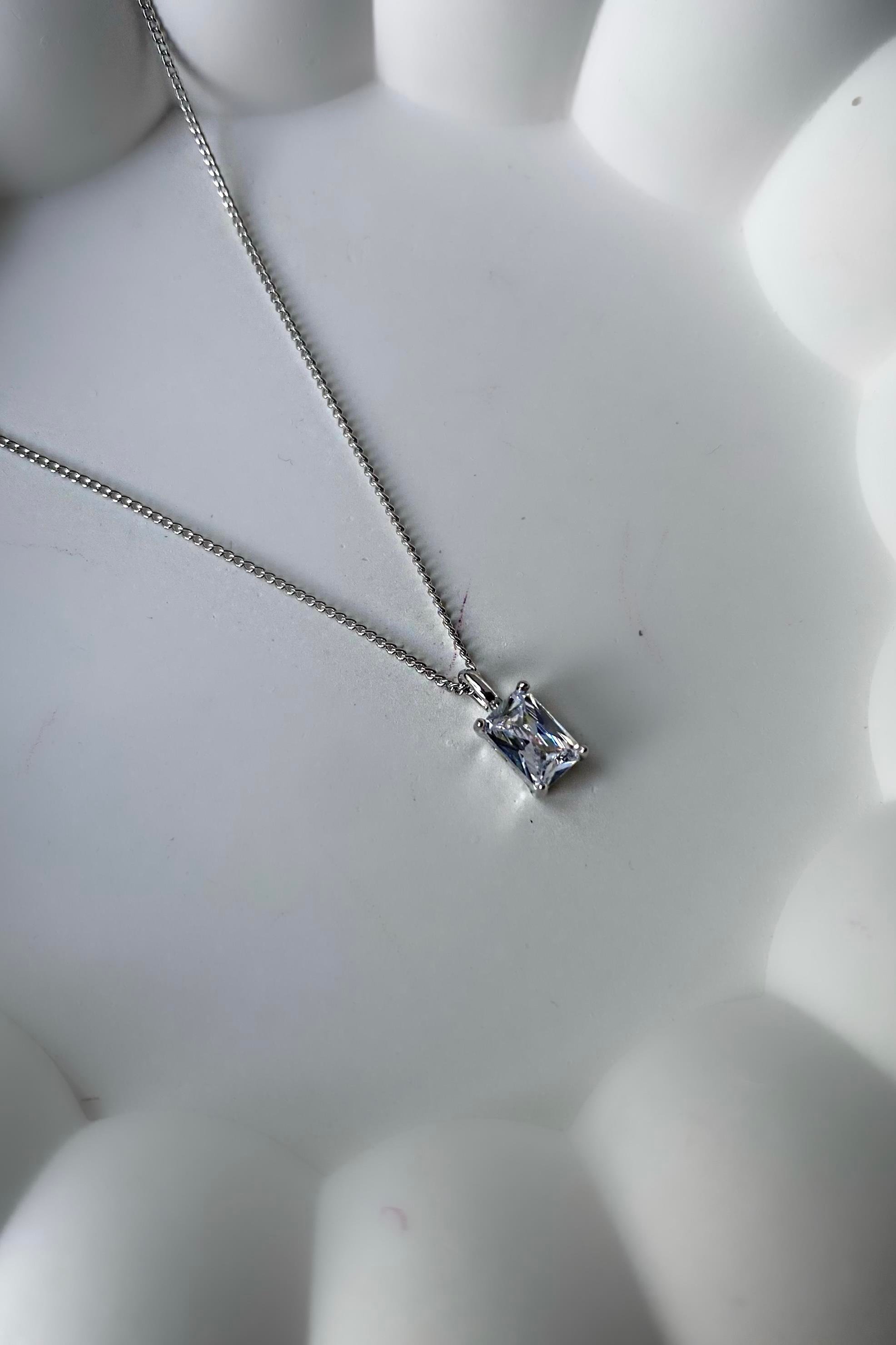 DİKDÖRTGEN TEK TAŞ KOLYE