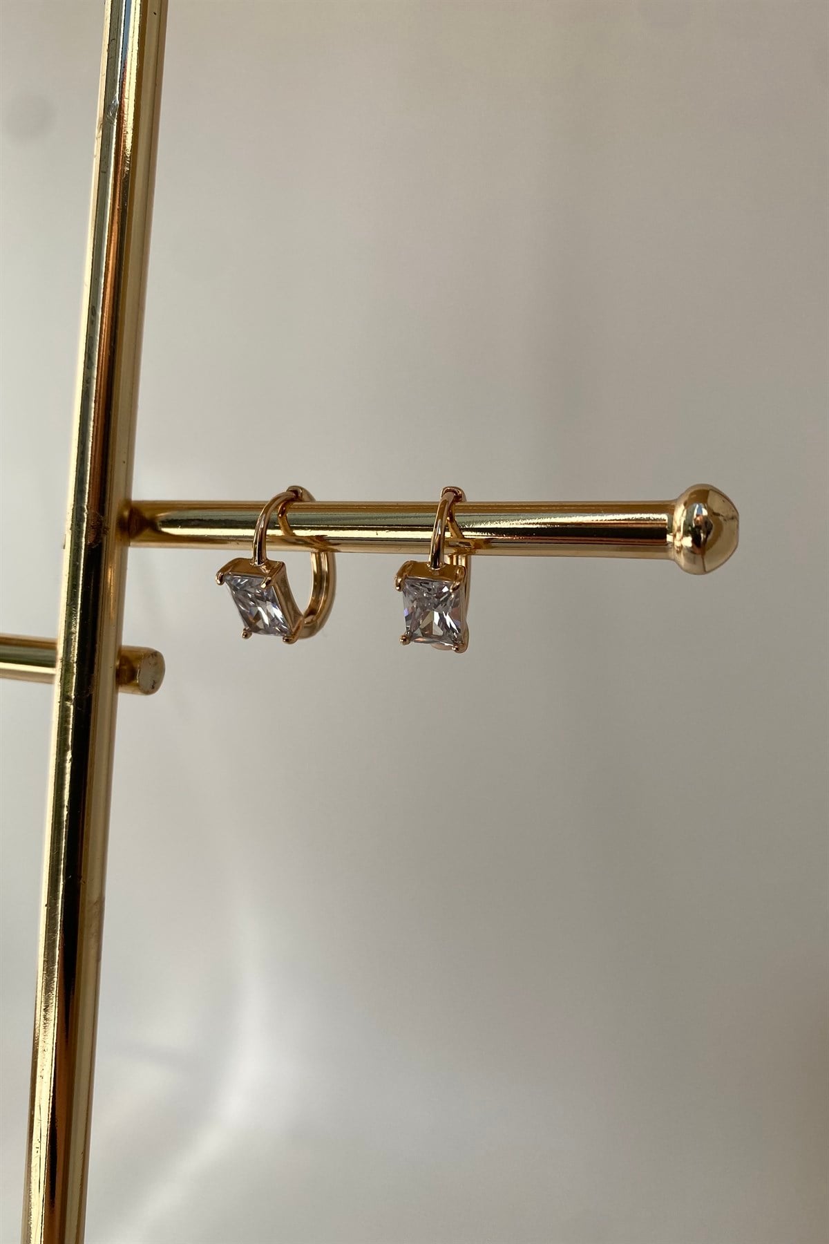ELİPS ÜZERİ BAGET TAŞLI KÜPE 1,5cm