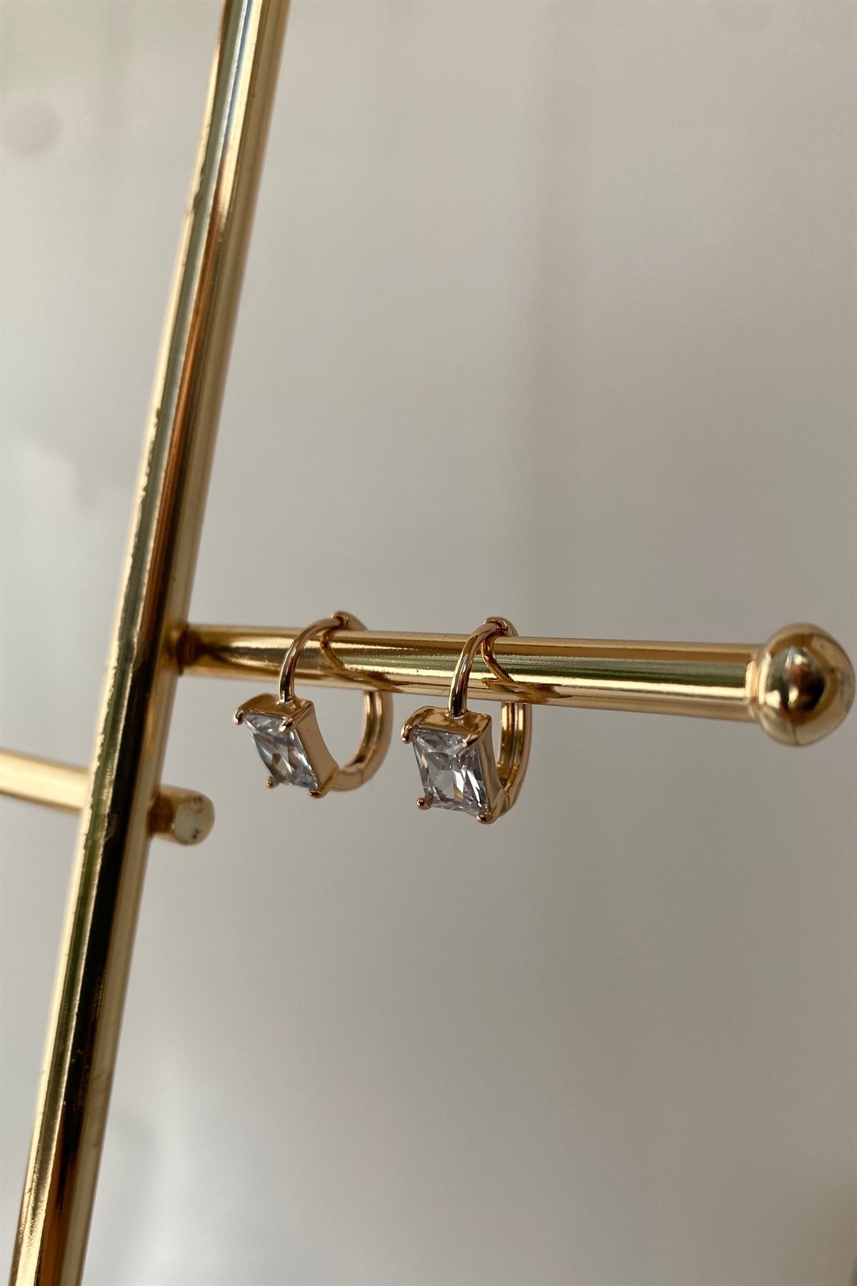 ELİPS ÜZERİ BAGET TAŞLI KÜPE 1,5cm