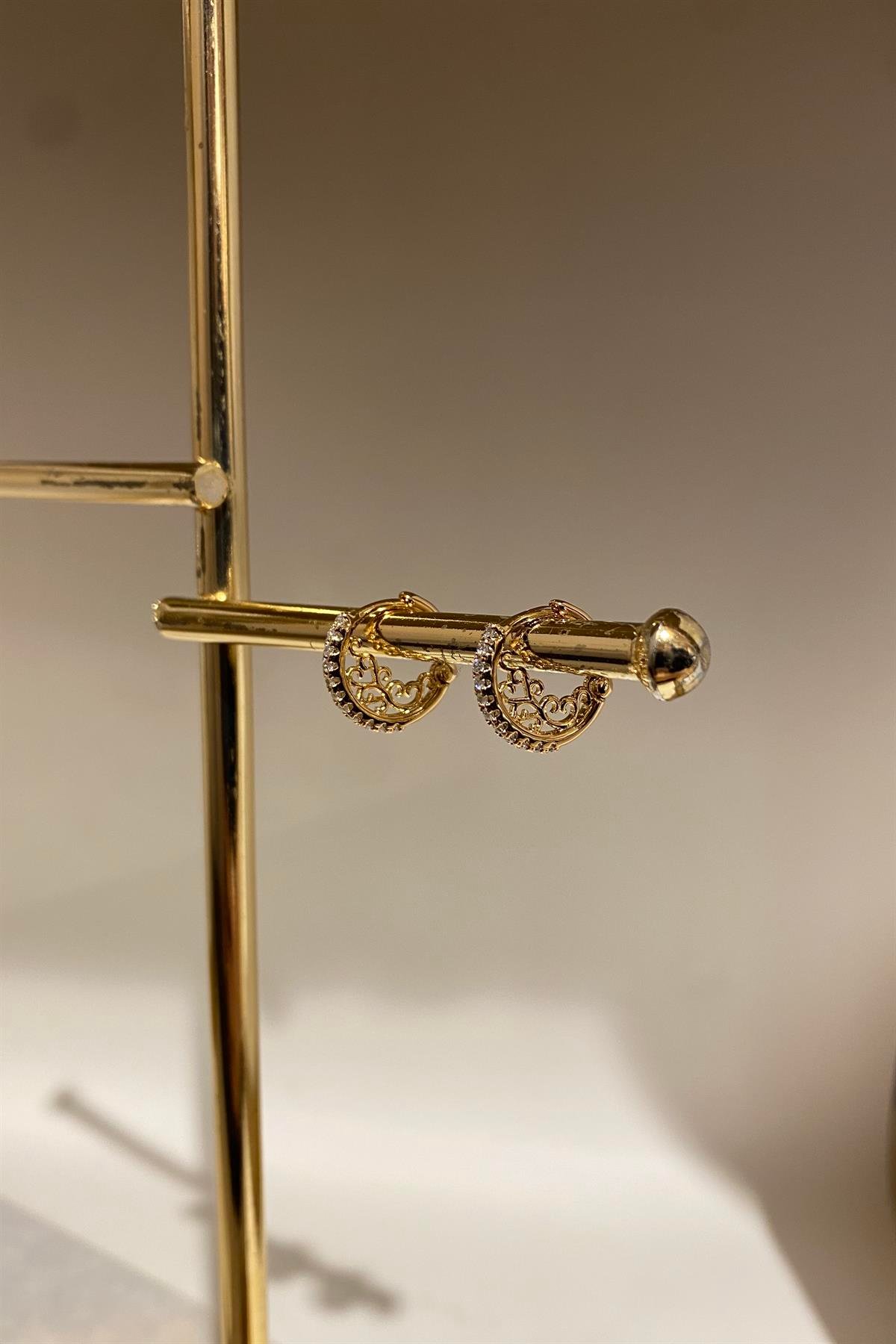 İÇİ S MOTİFLİ HALKA KÜPE 1.5cm