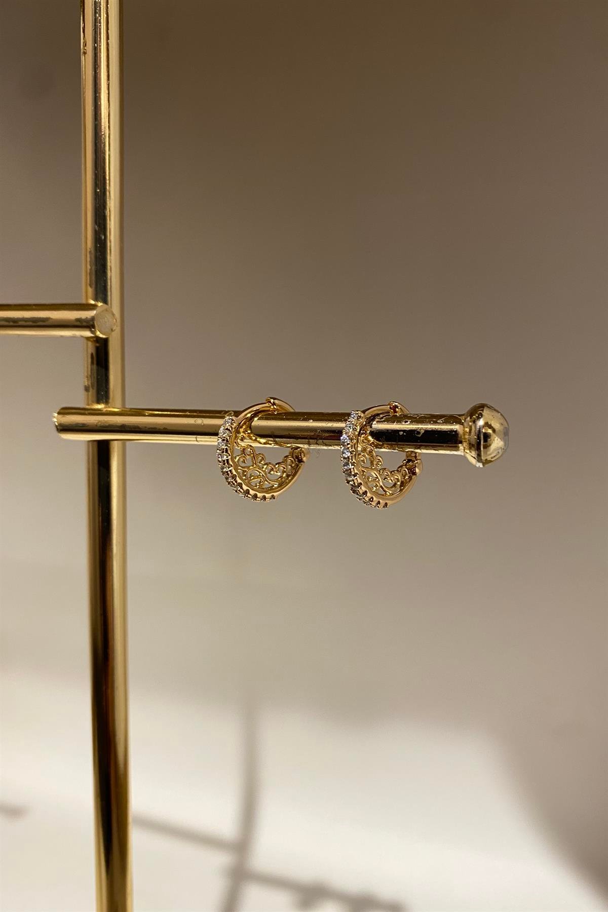 İÇİ S MOTİFLİ HALKA KÜPE 1.5cm