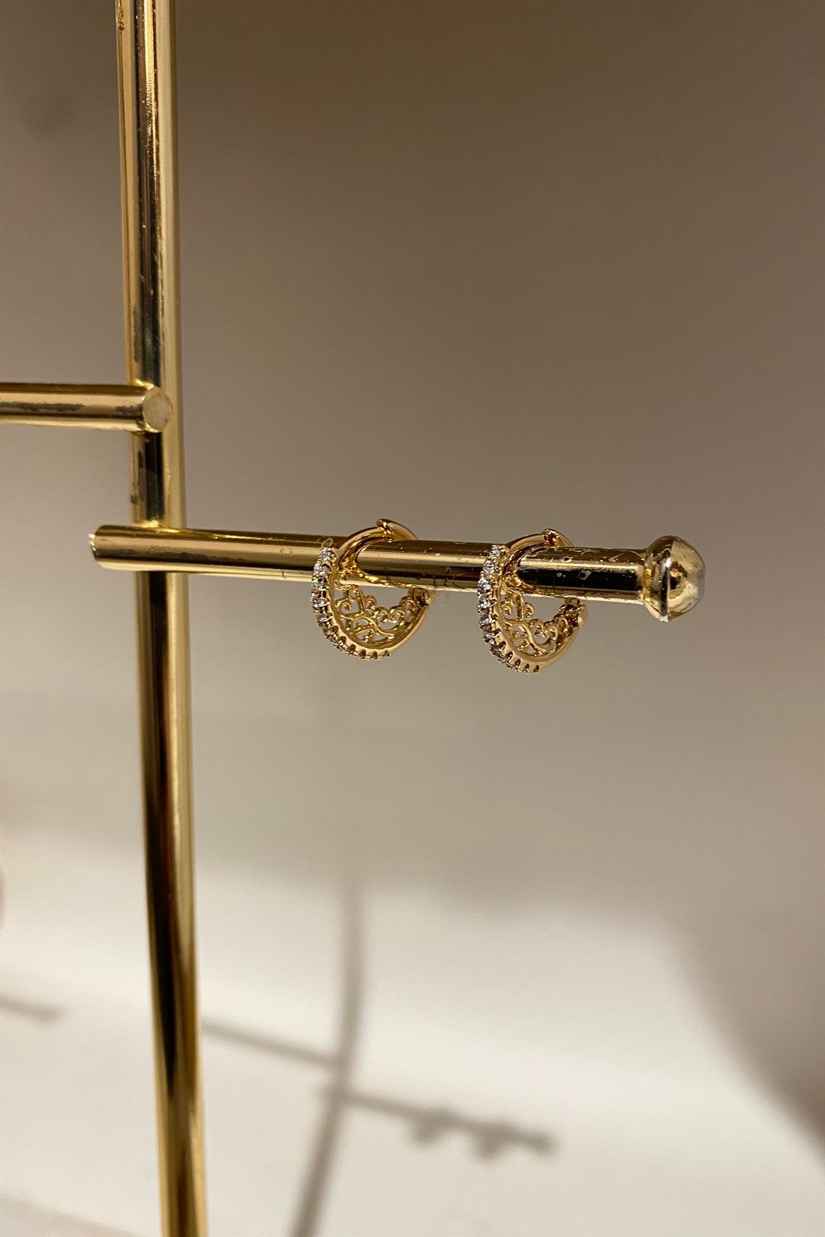 İÇİ S MOTİFLİ HALKA KÜPE 1.5cm