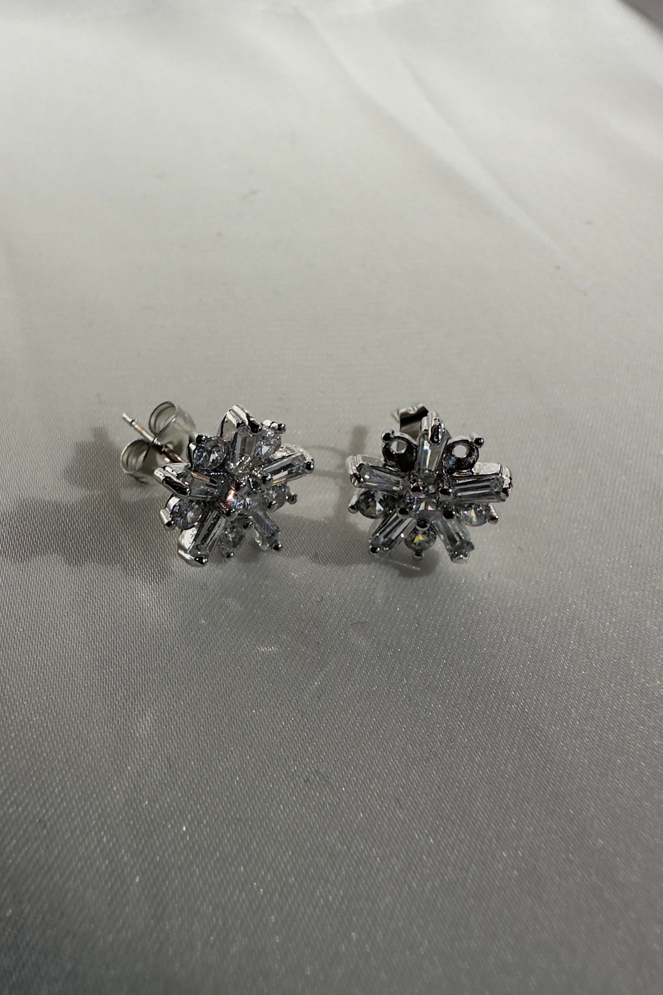 KAR TANESİ MODEL TAŞLI KÜPE