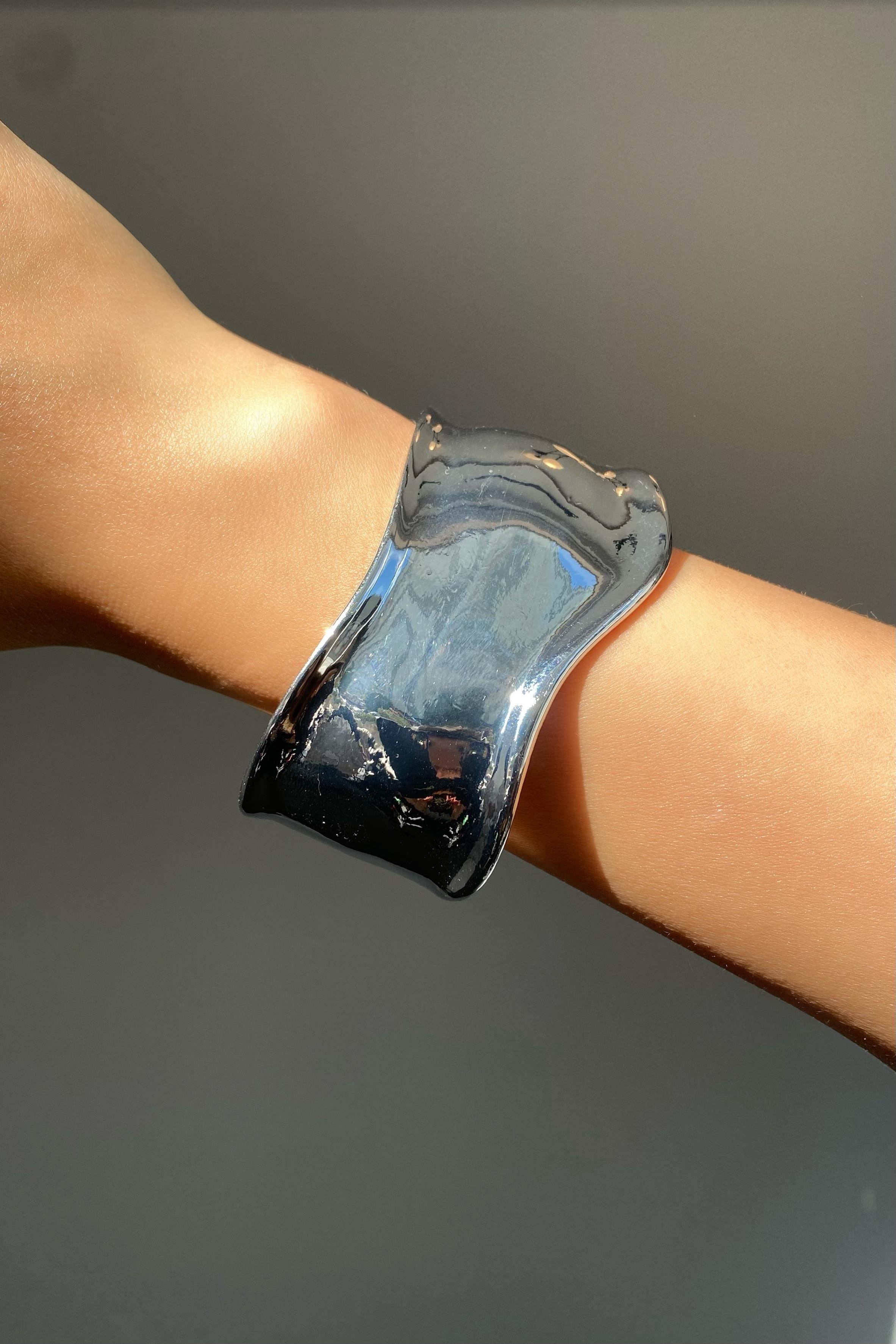 KIVRIMLI MARKA PLAKA KELEPÇE