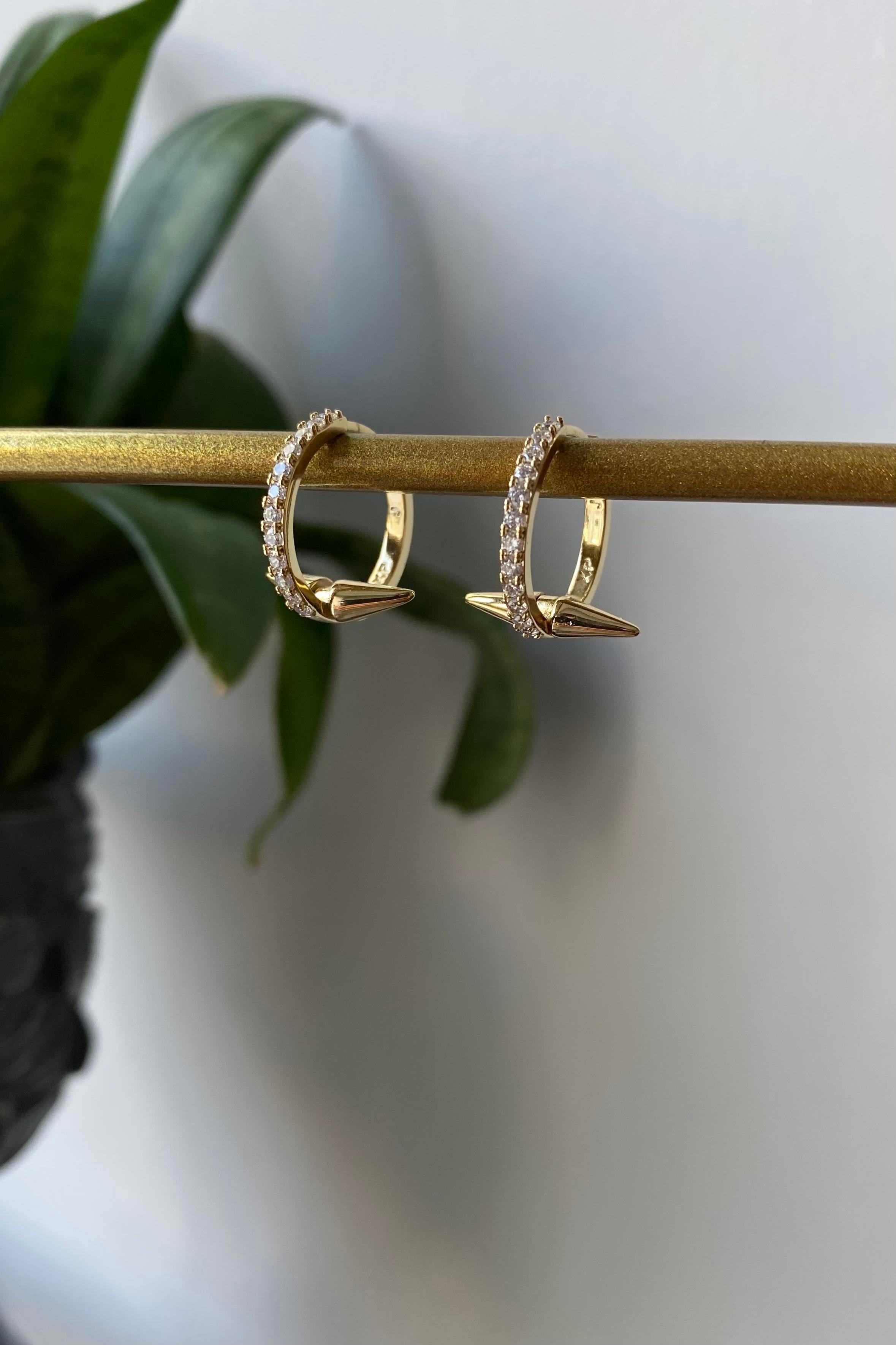 MIZRAK UÇLU TAŞLI HALKA KÜPE 1,3cm