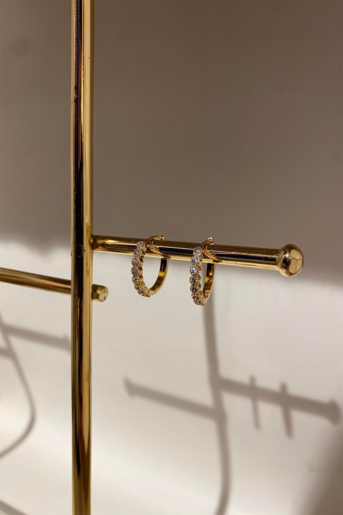 MOTİFLİ TAŞLI HALKA KÜPE 1,5cm