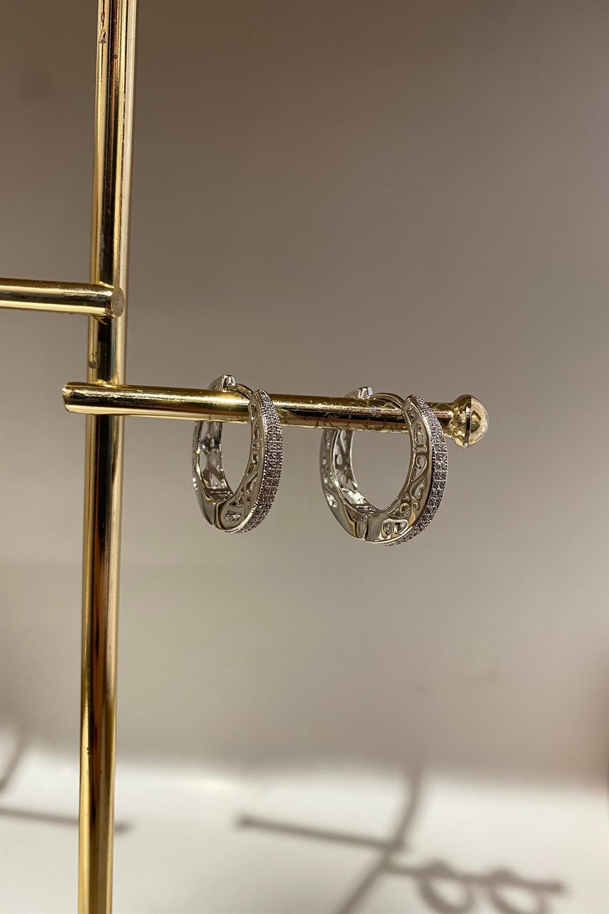 MOTİFLİ ZİRKON TAŞLI HALKA KÜPE 2,4cm