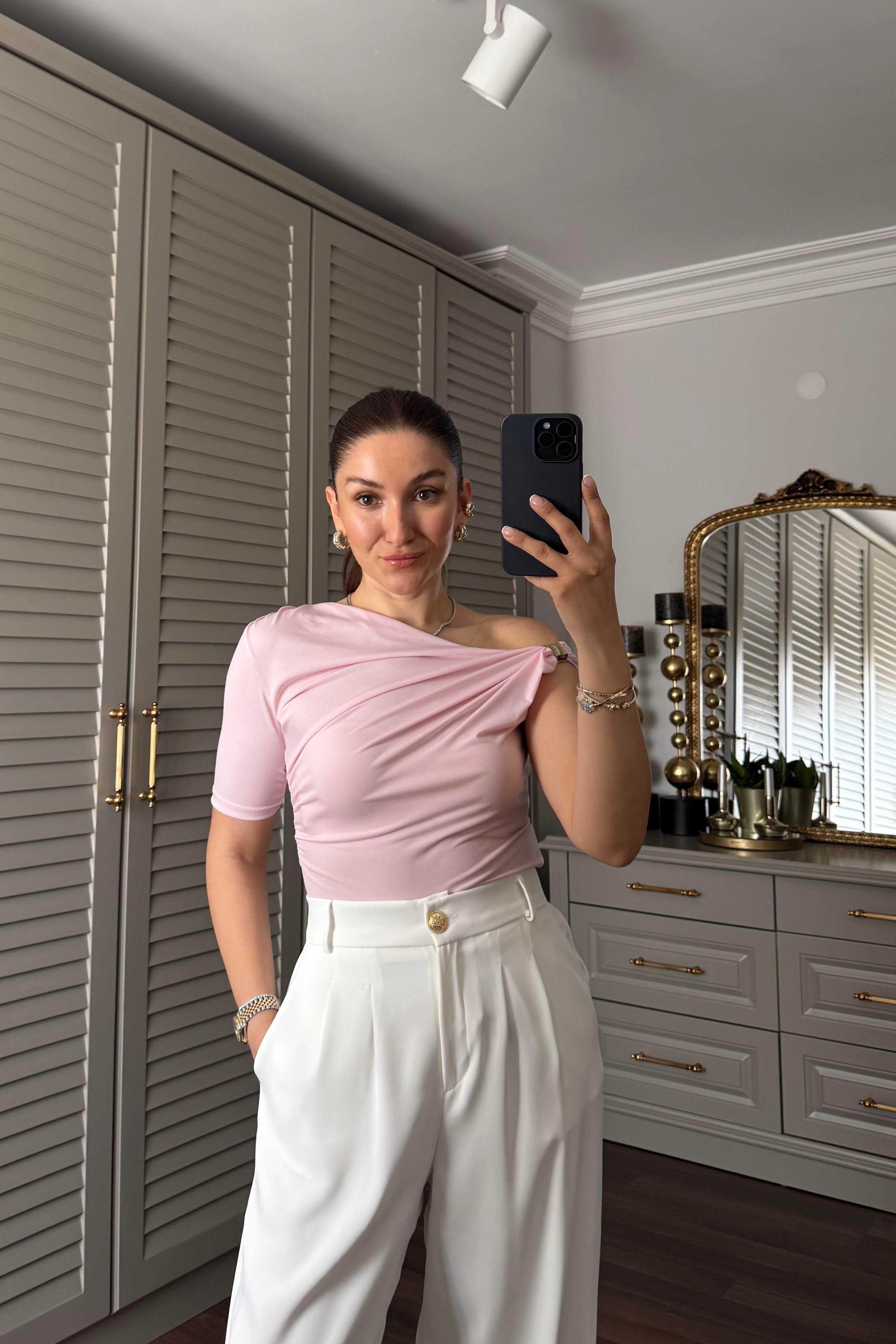 OMUZ TOKALI DRAPELİ BLUZ