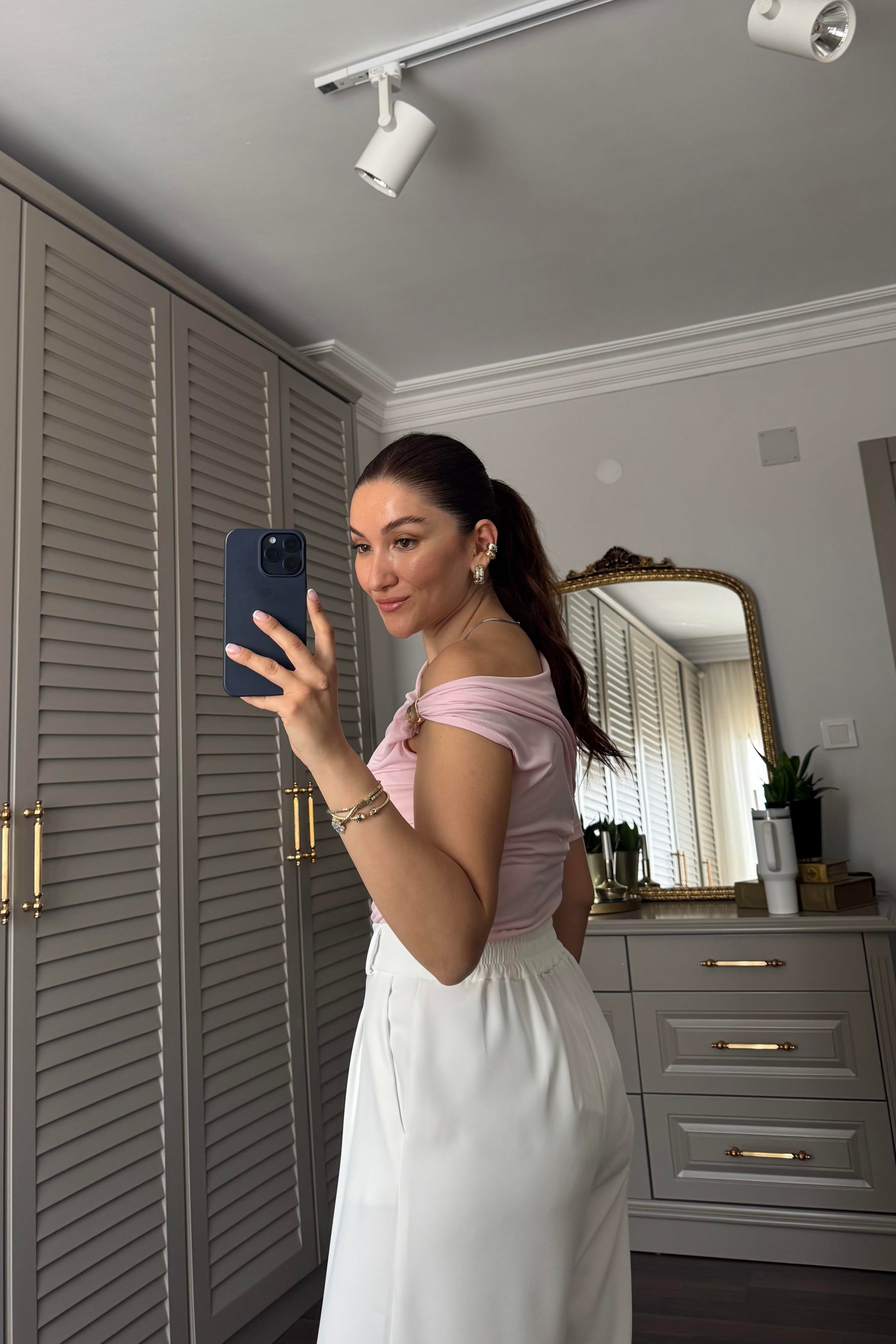 OMUZ TOKALI DRAPELİ BLUZ