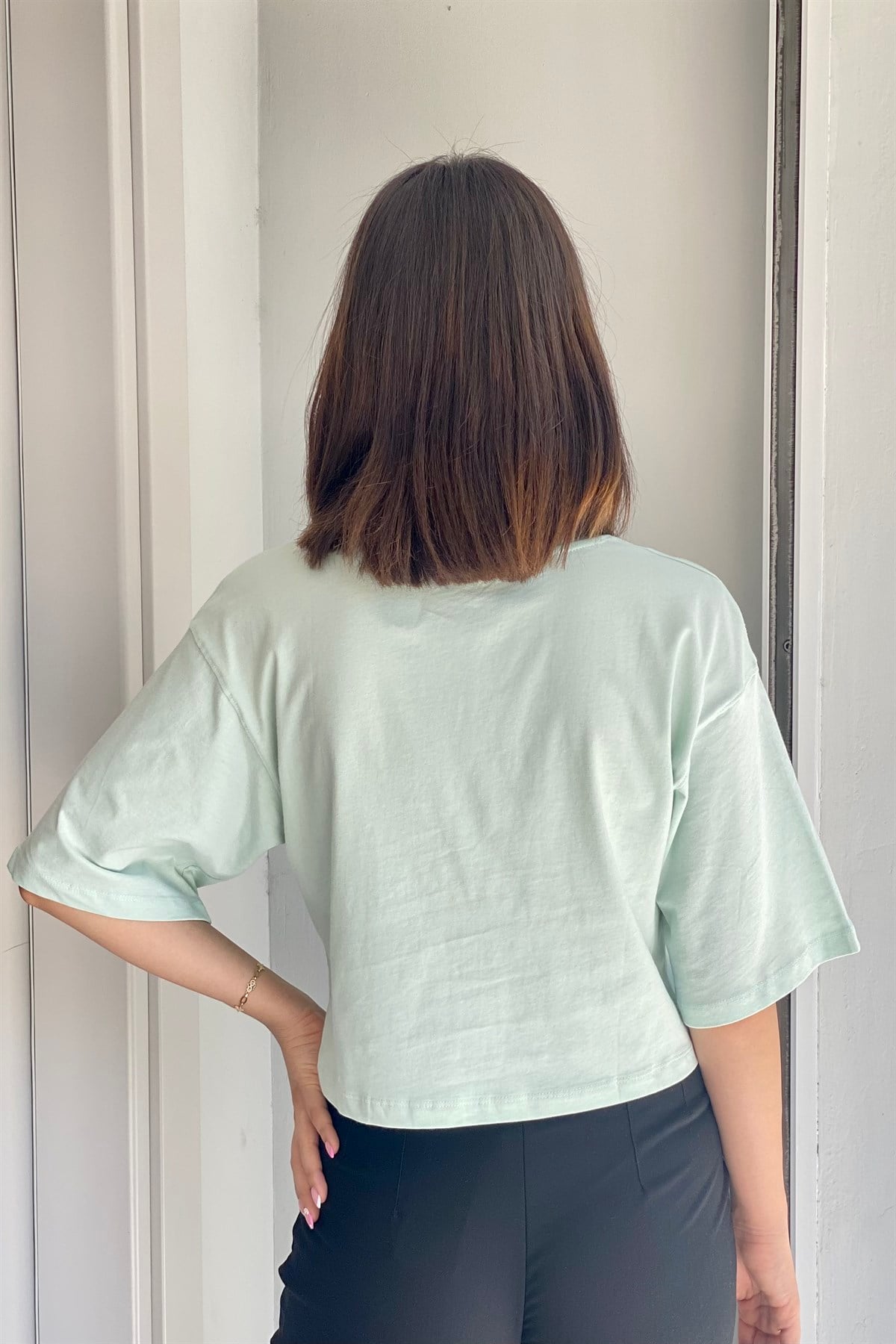 ÖNÜ BASKILI CROP T-SHIRT