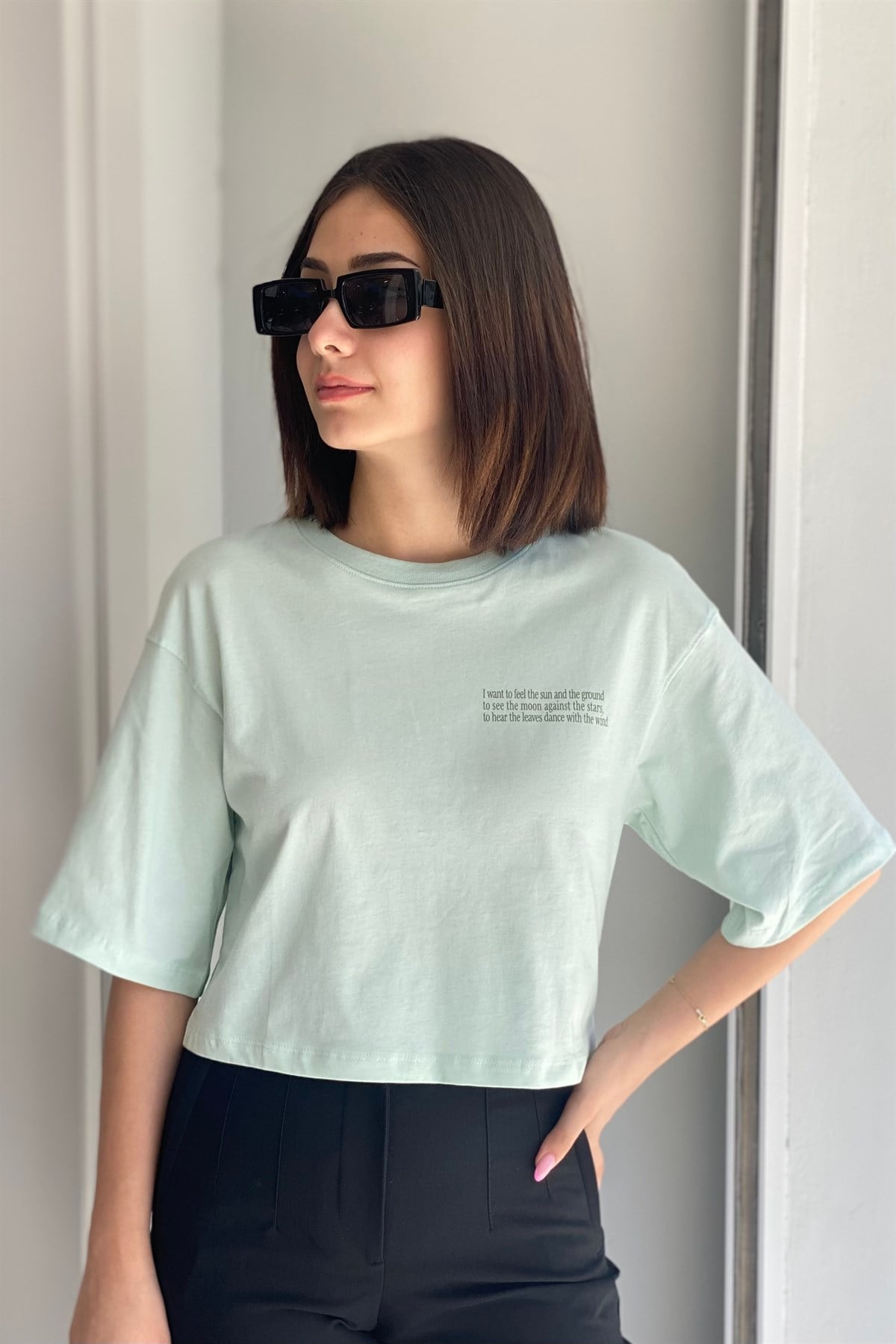 ÖNÜ BASKILI CROP T-SHIRT