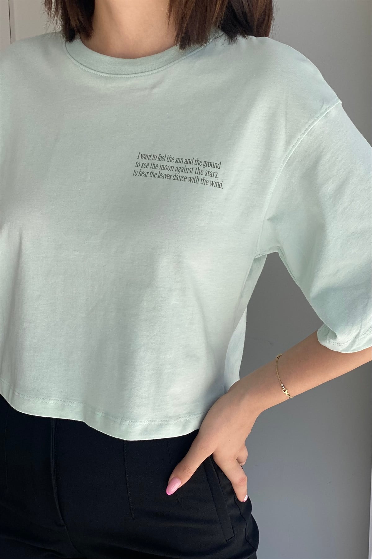 ÖNÜ BASKILI CROP T-SHIRT