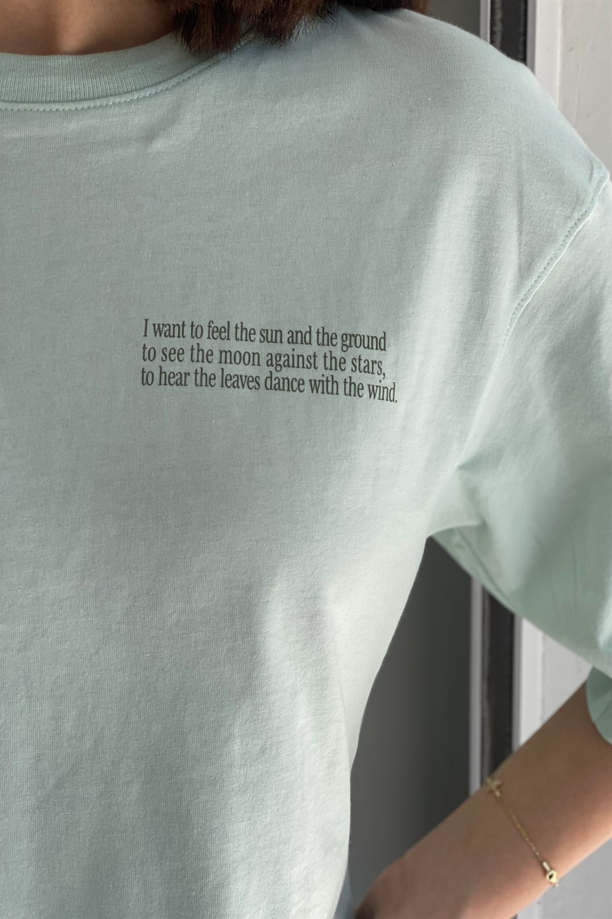ÖNÜ BASKILI CROP T-SHIRT