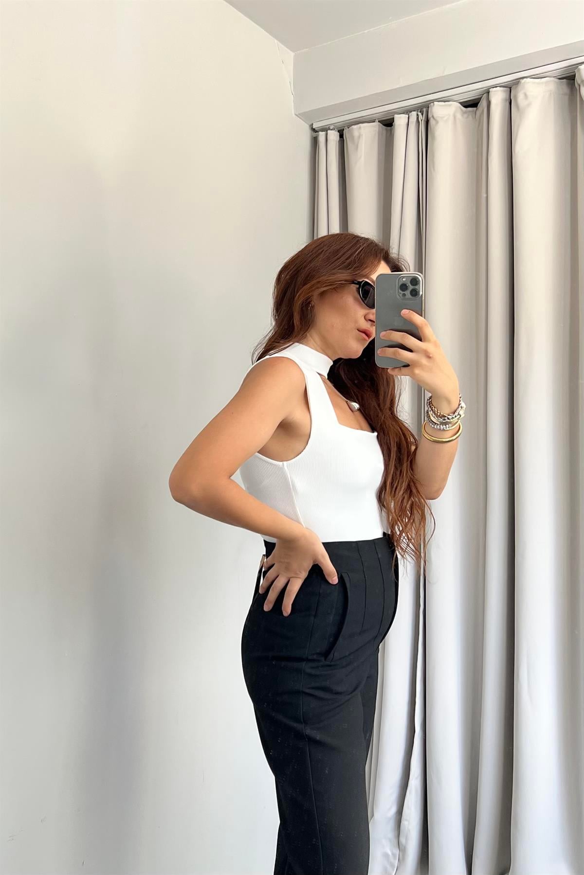 ÖNÜ PENCERELİ DİK YAKA SIFIR KOL BODY