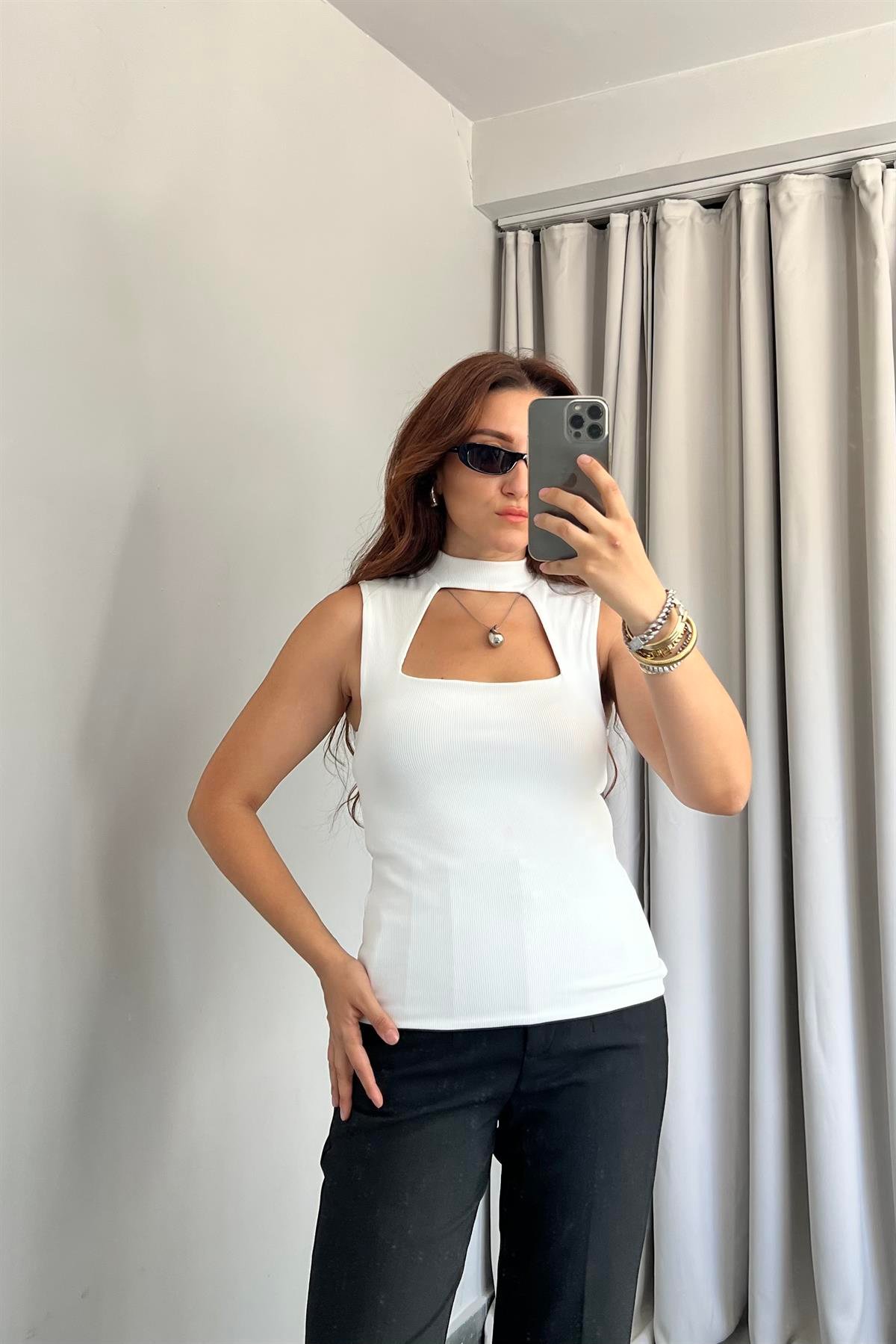 ÖNÜ PENCERELİ DİK YAKA SIFIR KOL BODY
