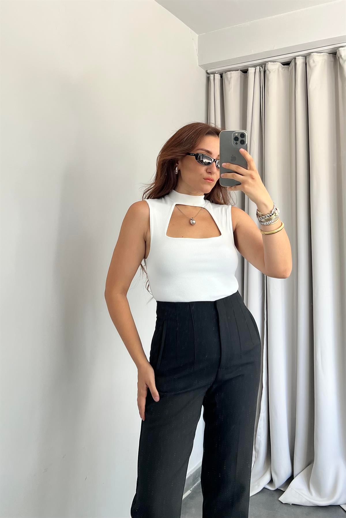 ÖNÜ PENCERELİ DİK YAKA SIFIR KOL BODY
