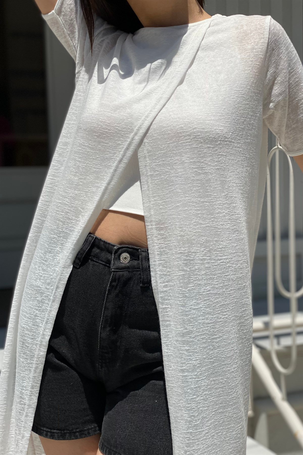 ÖNÜ V YIRTMAÇLI UZUN T-SHIRT