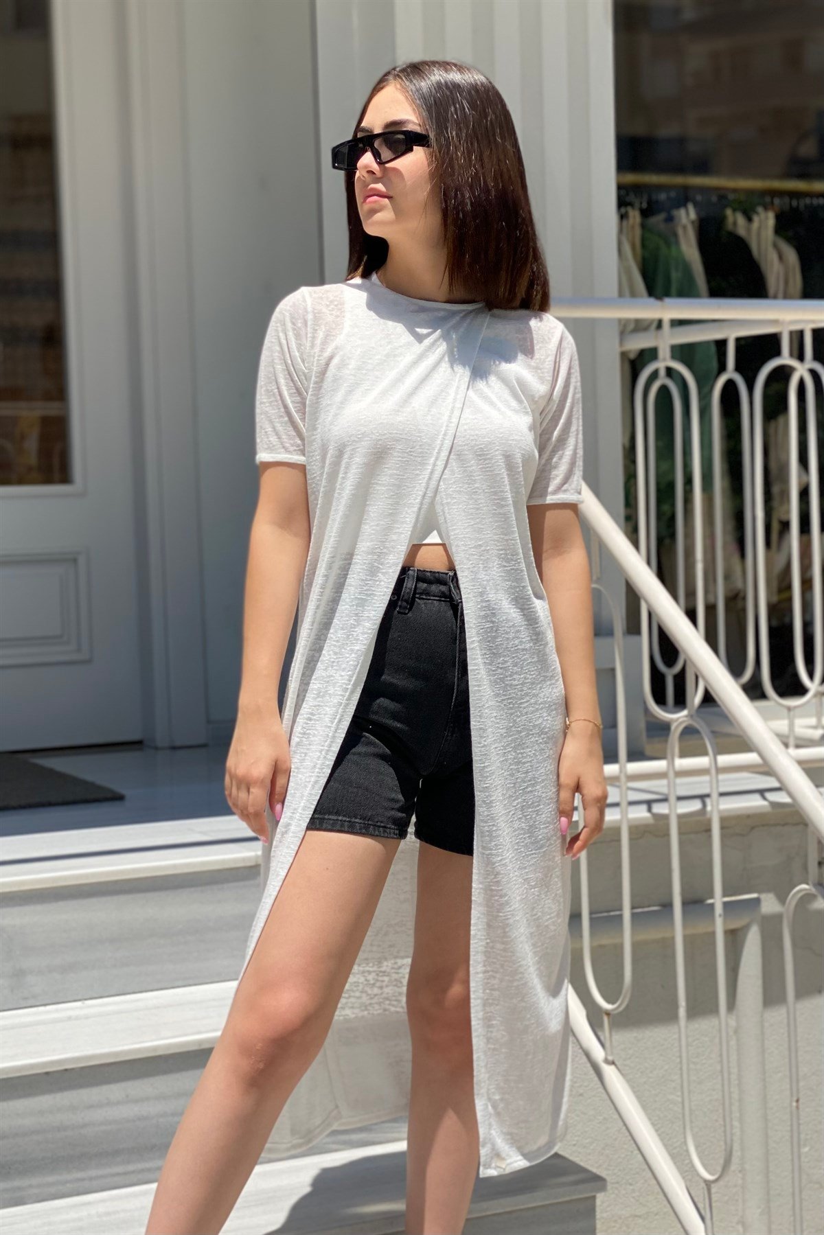 ÖNÜ V YIRTMAÇLI UZUN T-SHIRT