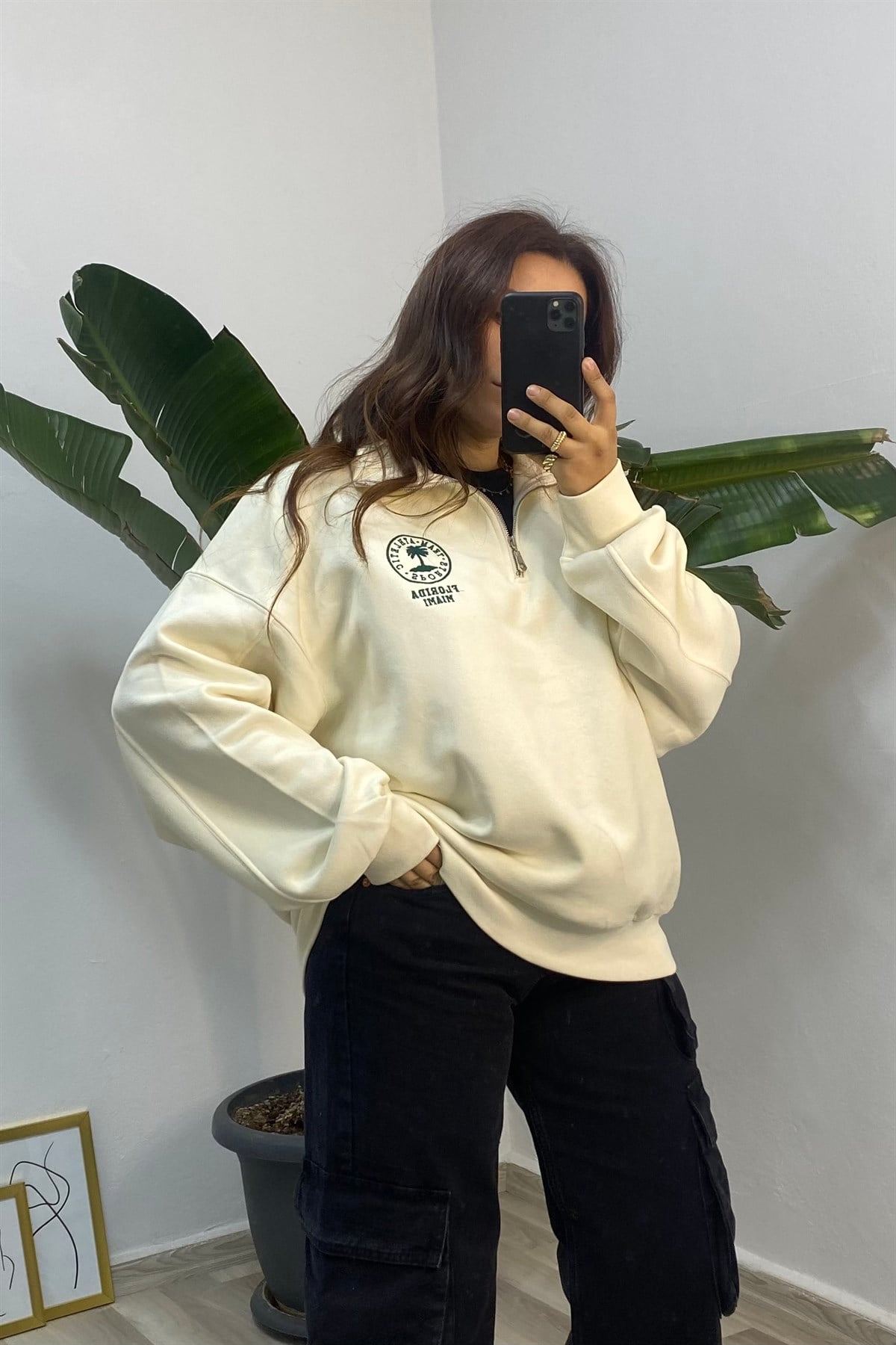 ÖNÜ YARIM FERMUARLI NAKIŞLI SWEATSHIRT