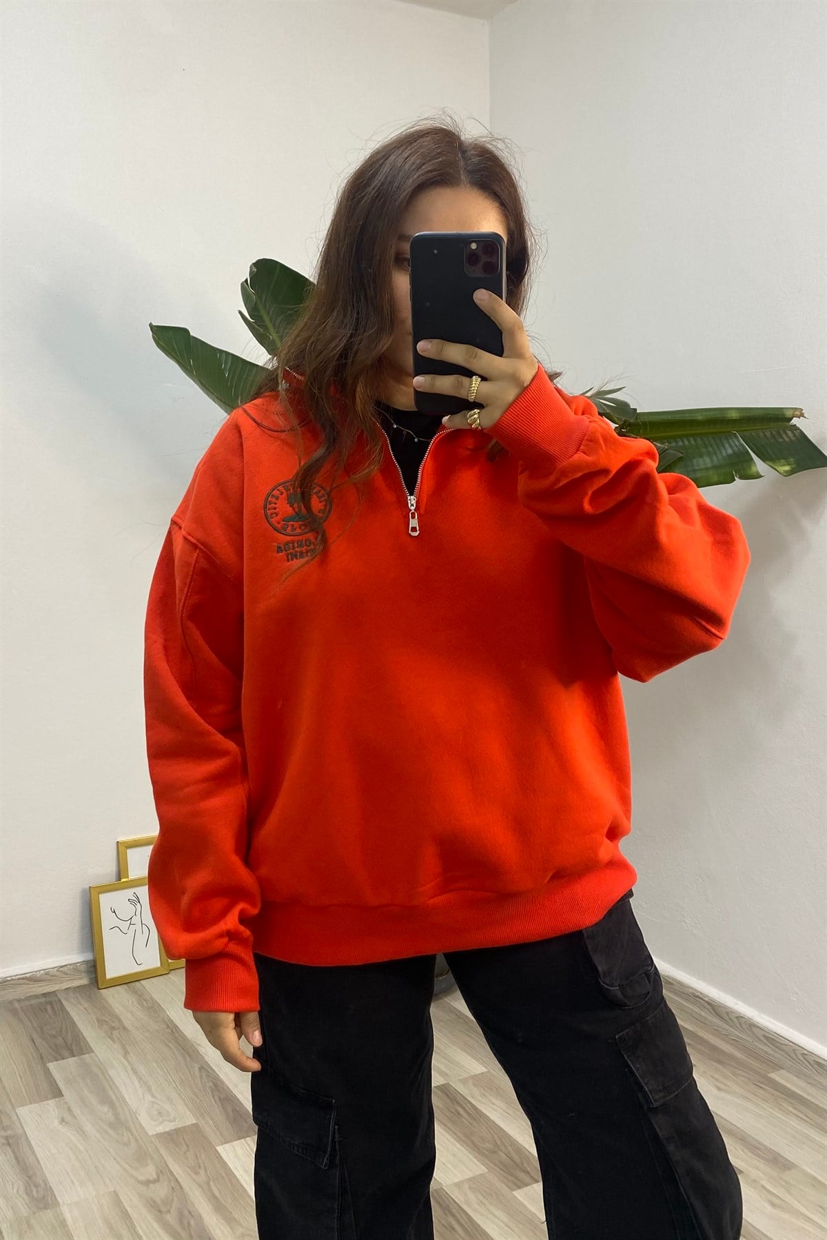 ÖNÜ YARIM FERMUARLI NAKIŞLI SWEATSHIRT
