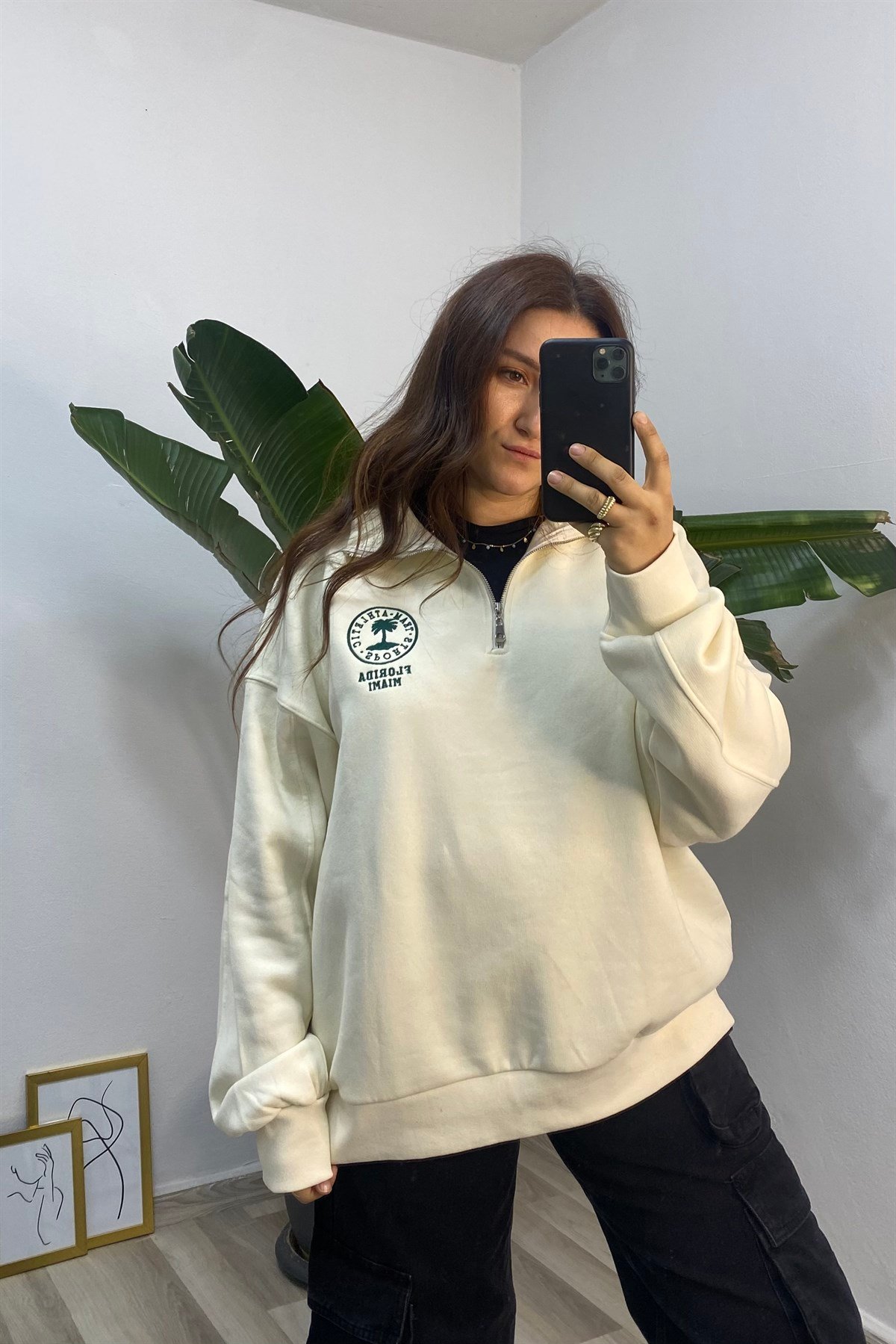 ÖNÜ YARIM FERMUARLI NAKIŞLI SWEATSHIRT