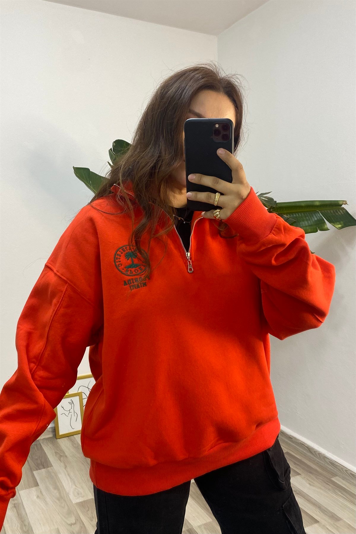 ÖNÜ YARIM FERMUARLI NAKIŞLI SWEATSHIRT