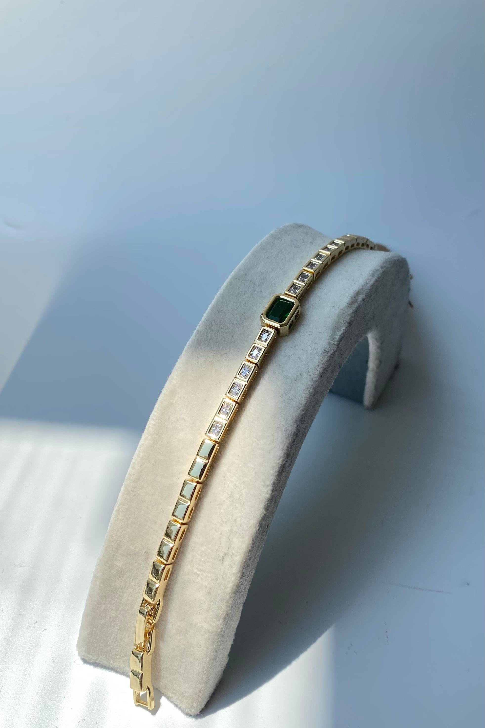 ORTASI DÖRTGEN TAŞLI BİLEZİK