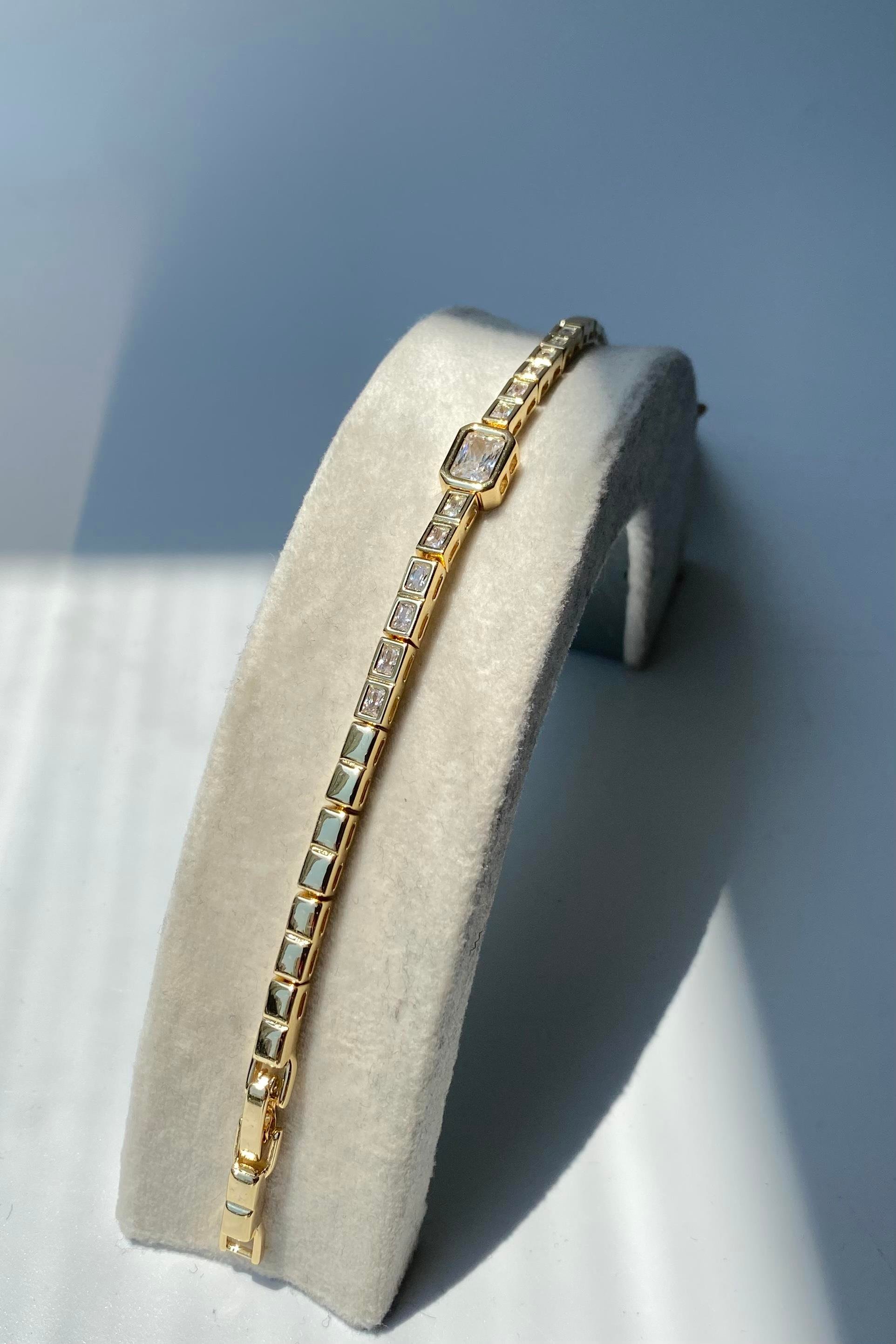 ORTASI DÖRTGEN TAŞLI BİLEZİK