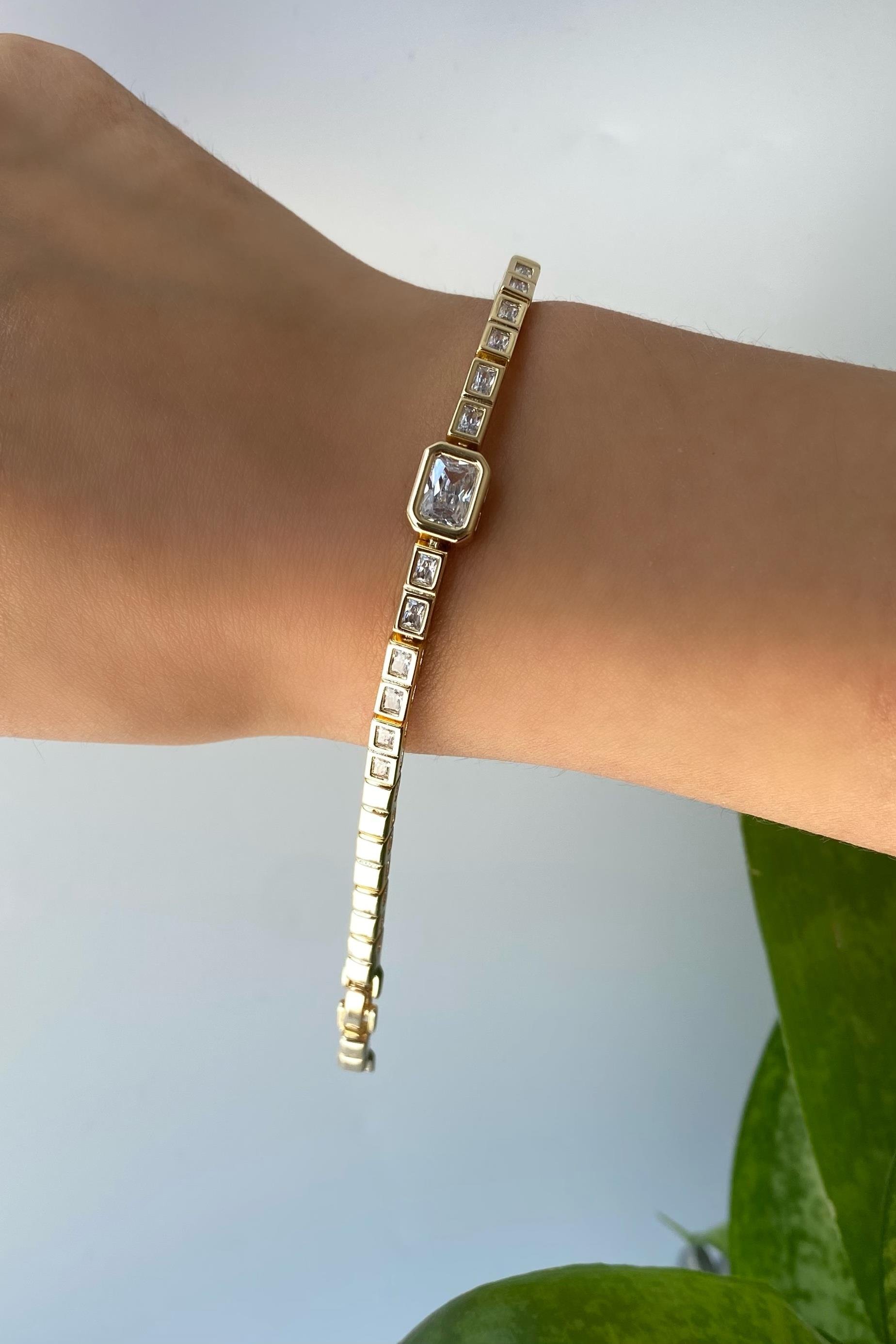 ORTASI DÖRTGEN TAŞLI BİLEZİK