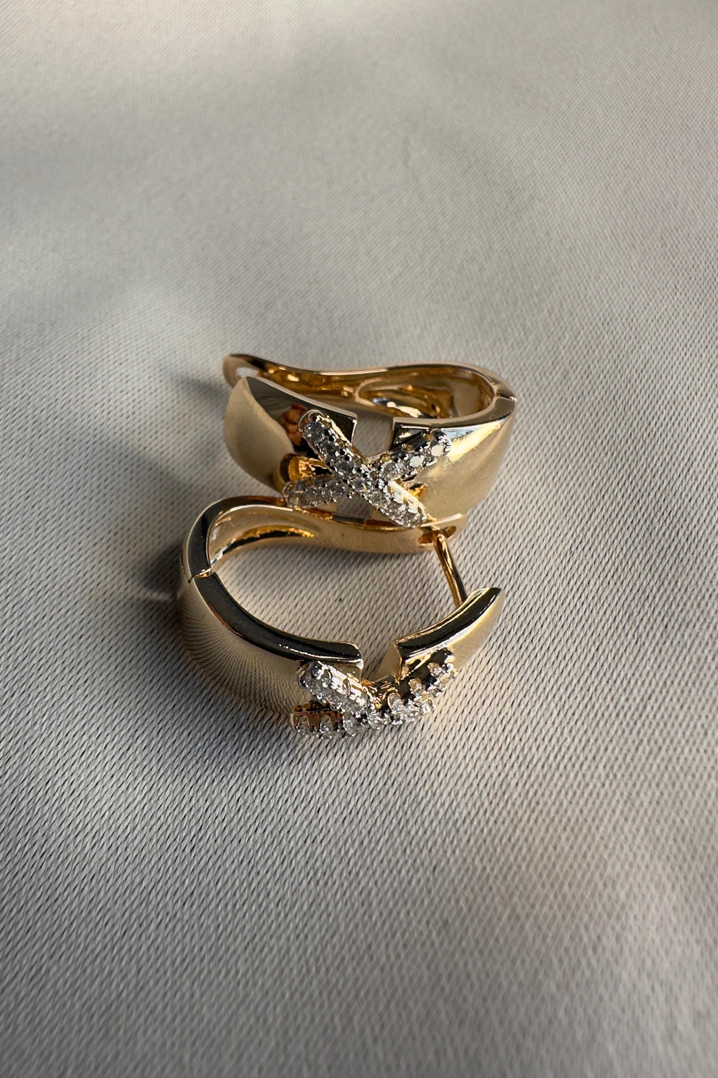 OVAL MODEL ÇAPRAZ TAŞLI KÜPE