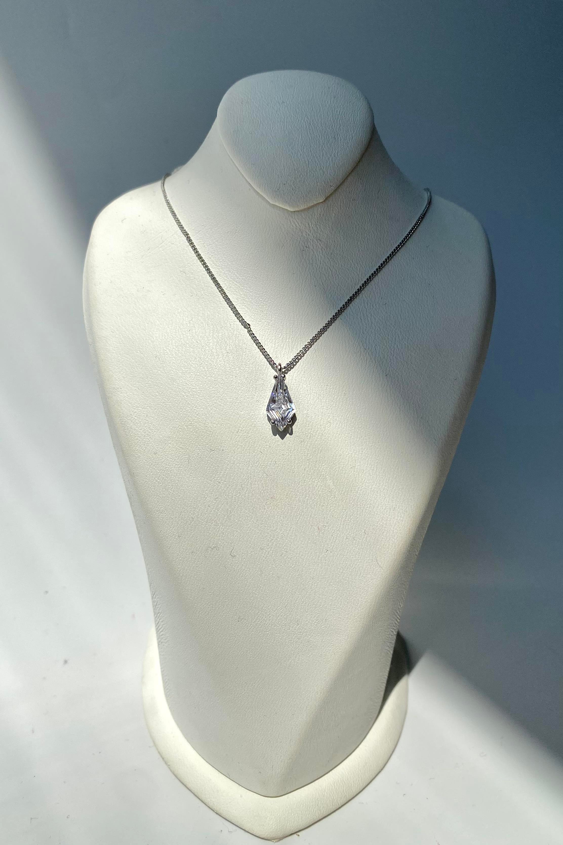 PRİZMA MODEL TEK TAŞ KOLYE