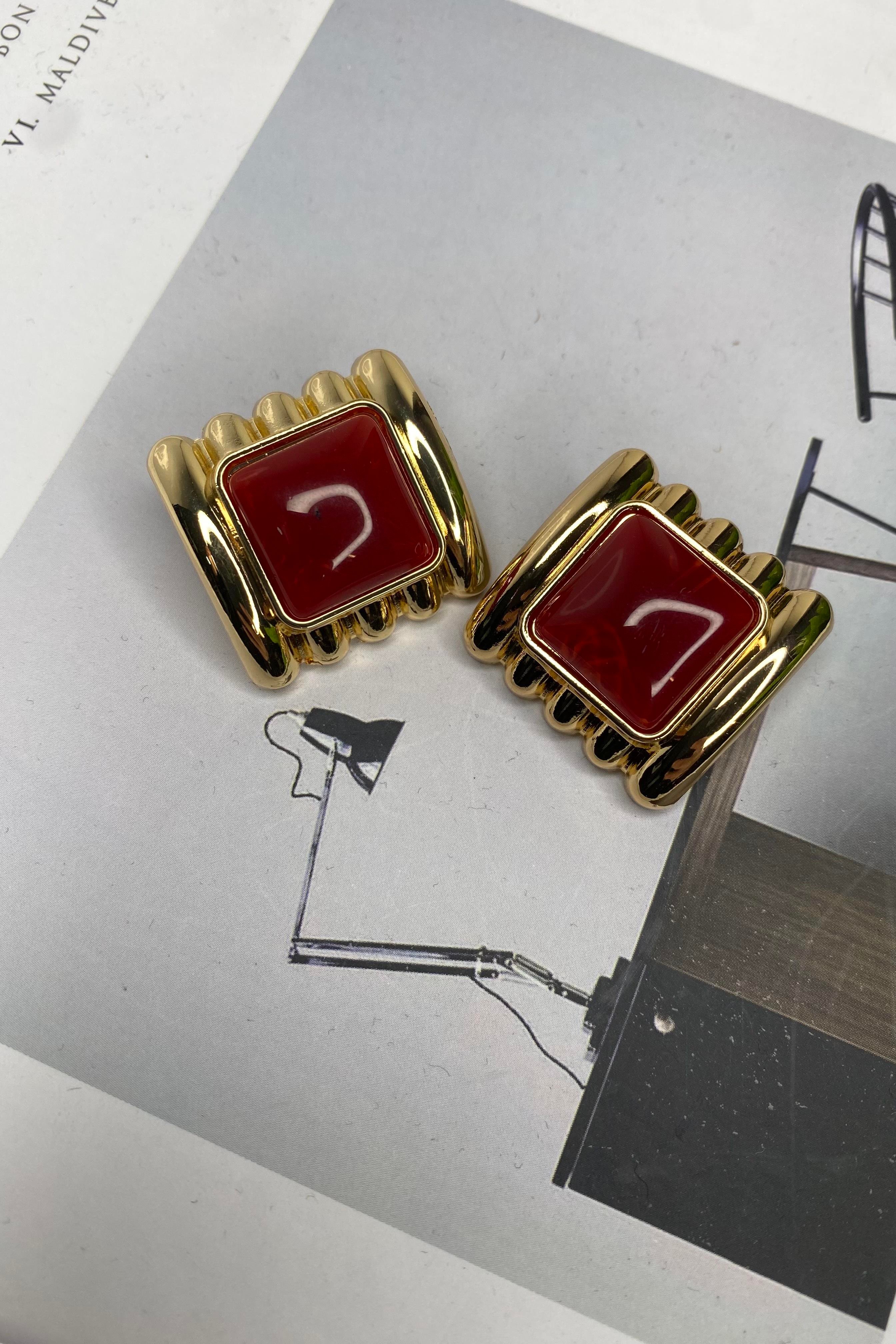 SEDEF TAŞLI KARE KÜPE