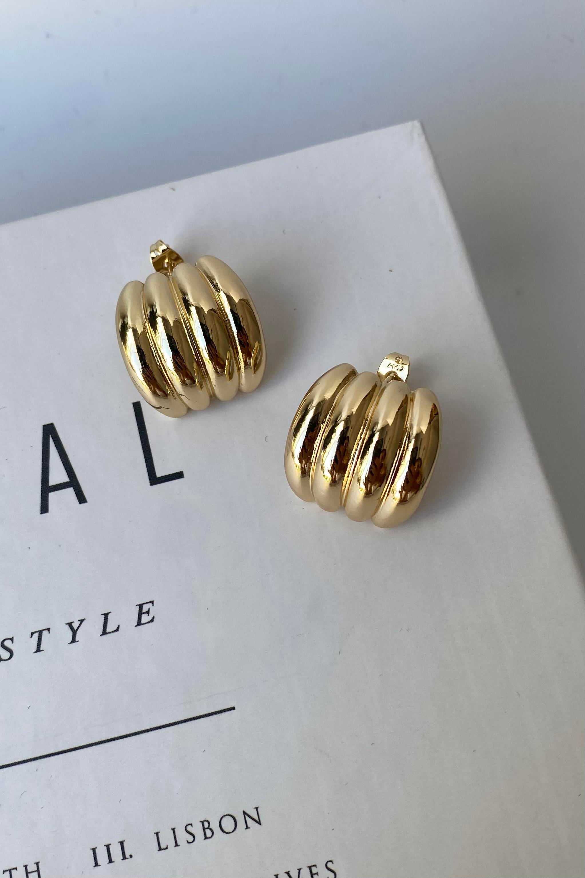 ŞERİTLİ ÇİVİ KÜPE