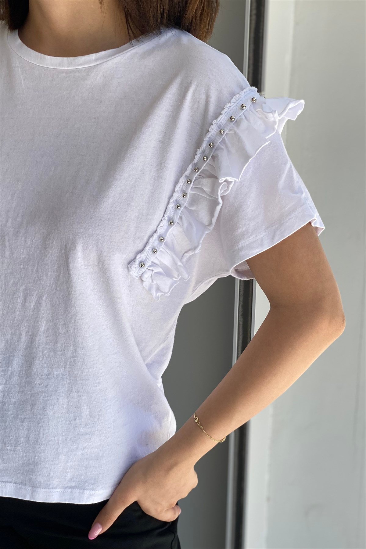 SIFIR YAKA KOLLARI ZIMBA DETAY T-SHIRT