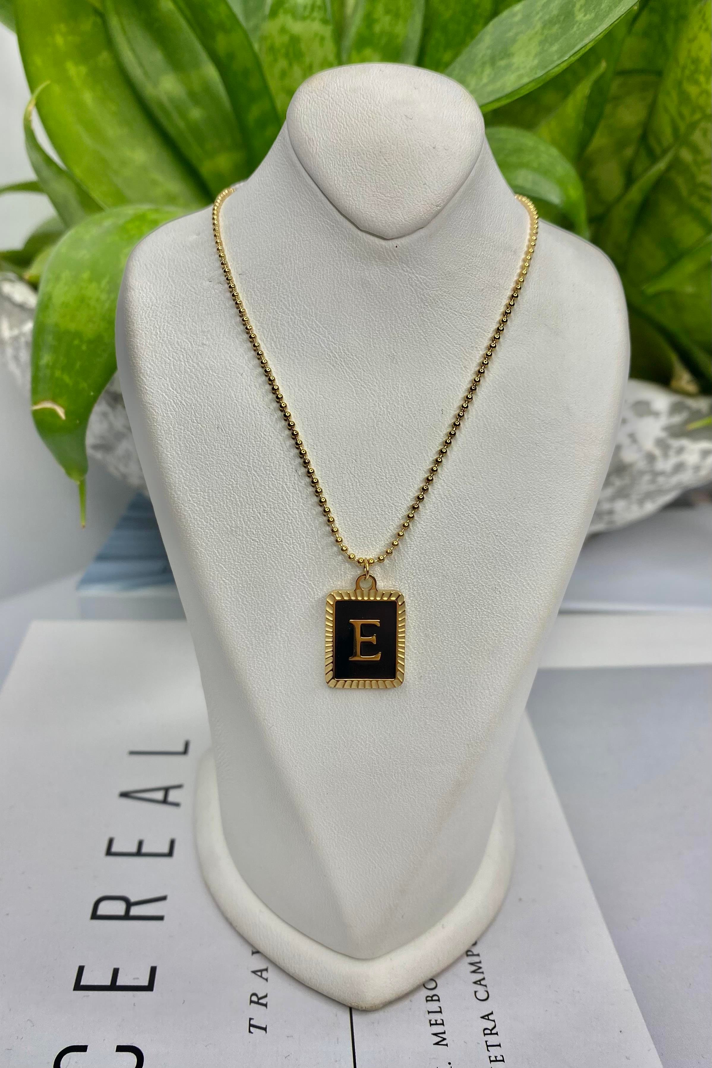 SİYAH ÇERÇEVELİ E HARF KOLYE