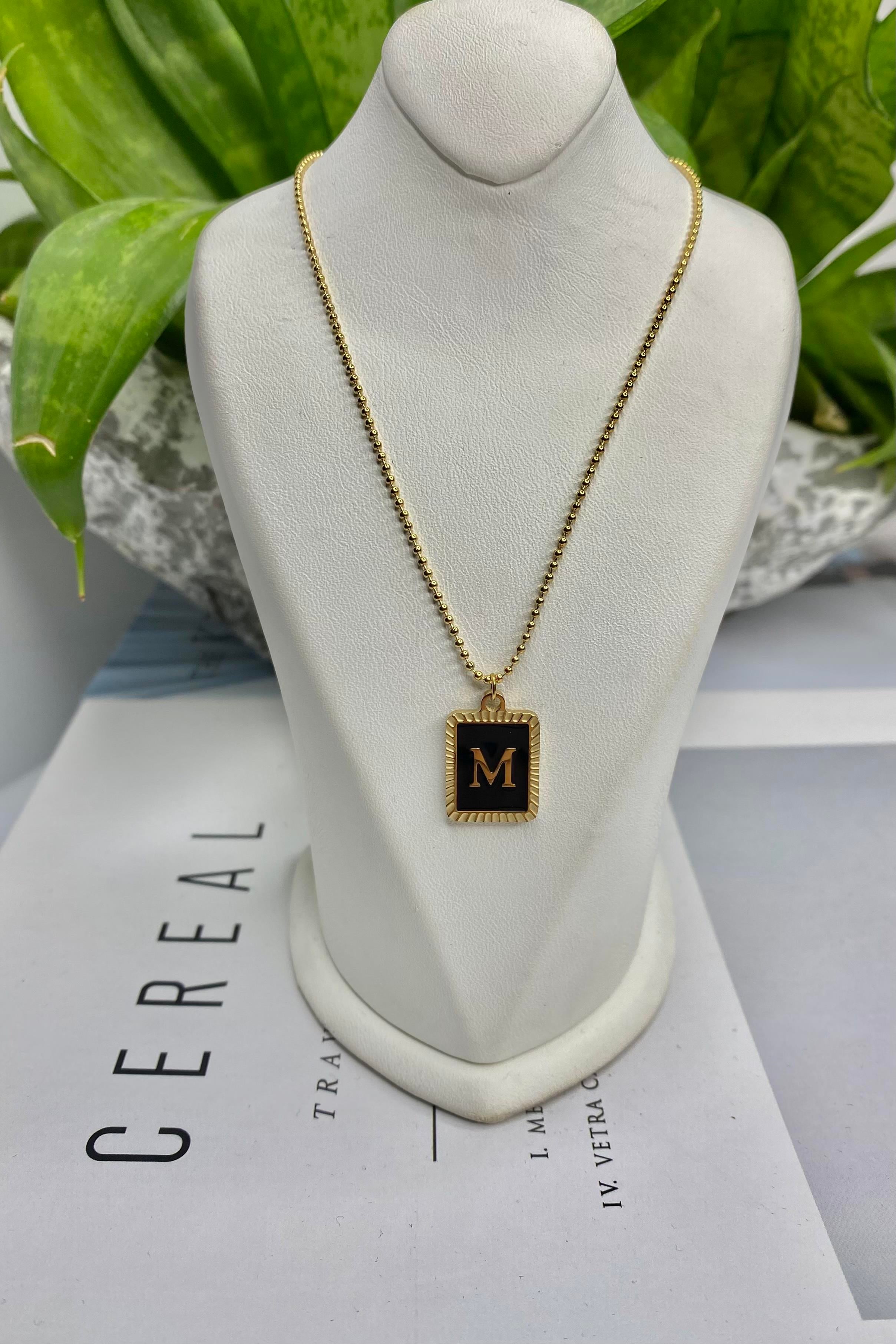 SİYAH ÇERÇEVELİ M HARF KOLYE