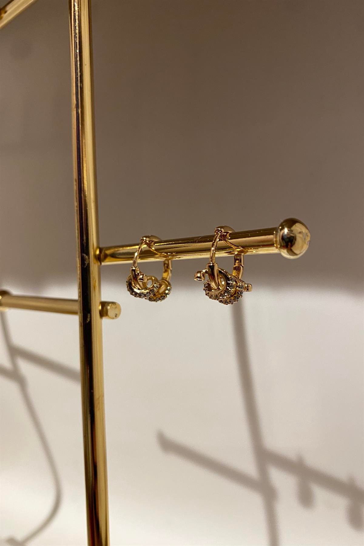 TAŞ SARMALI HALKA KÜPE 1,4cm