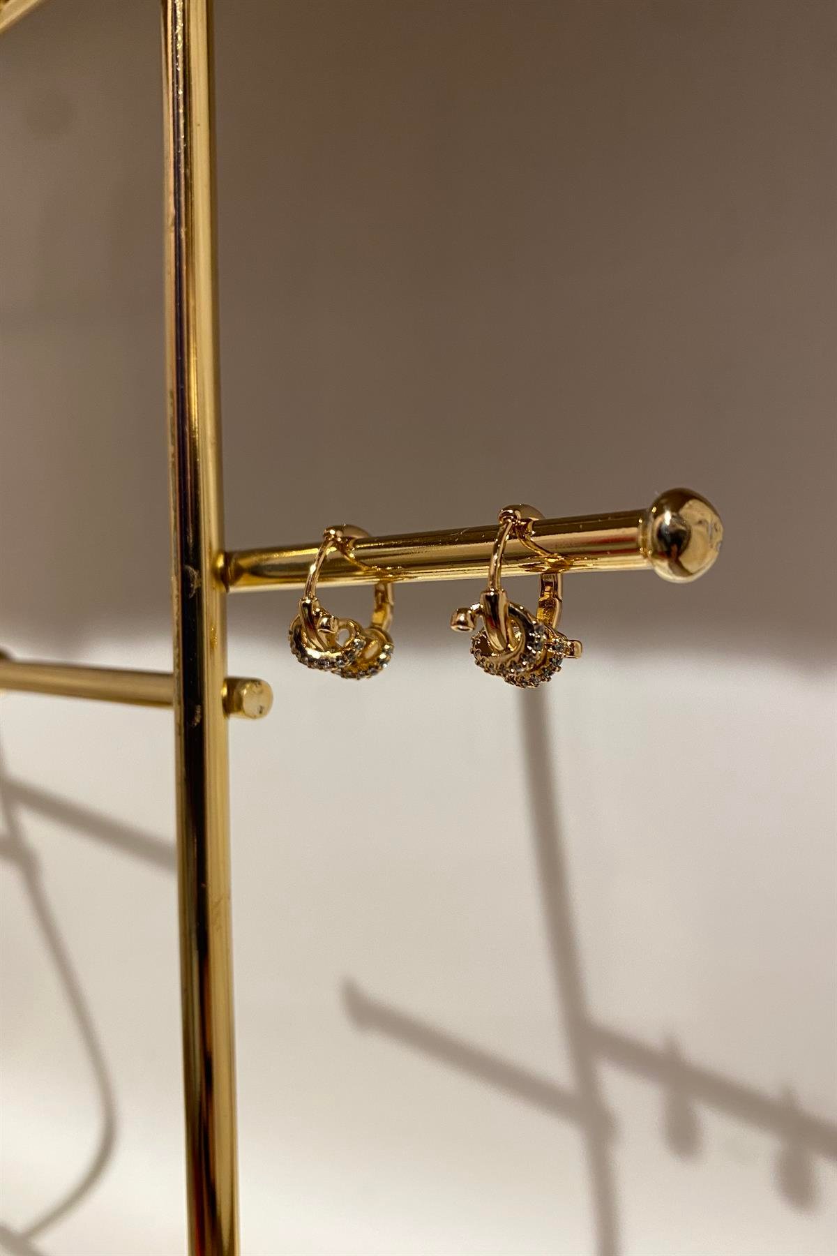 TAŞ SARMALI HALKA KÜPE 1,4cm