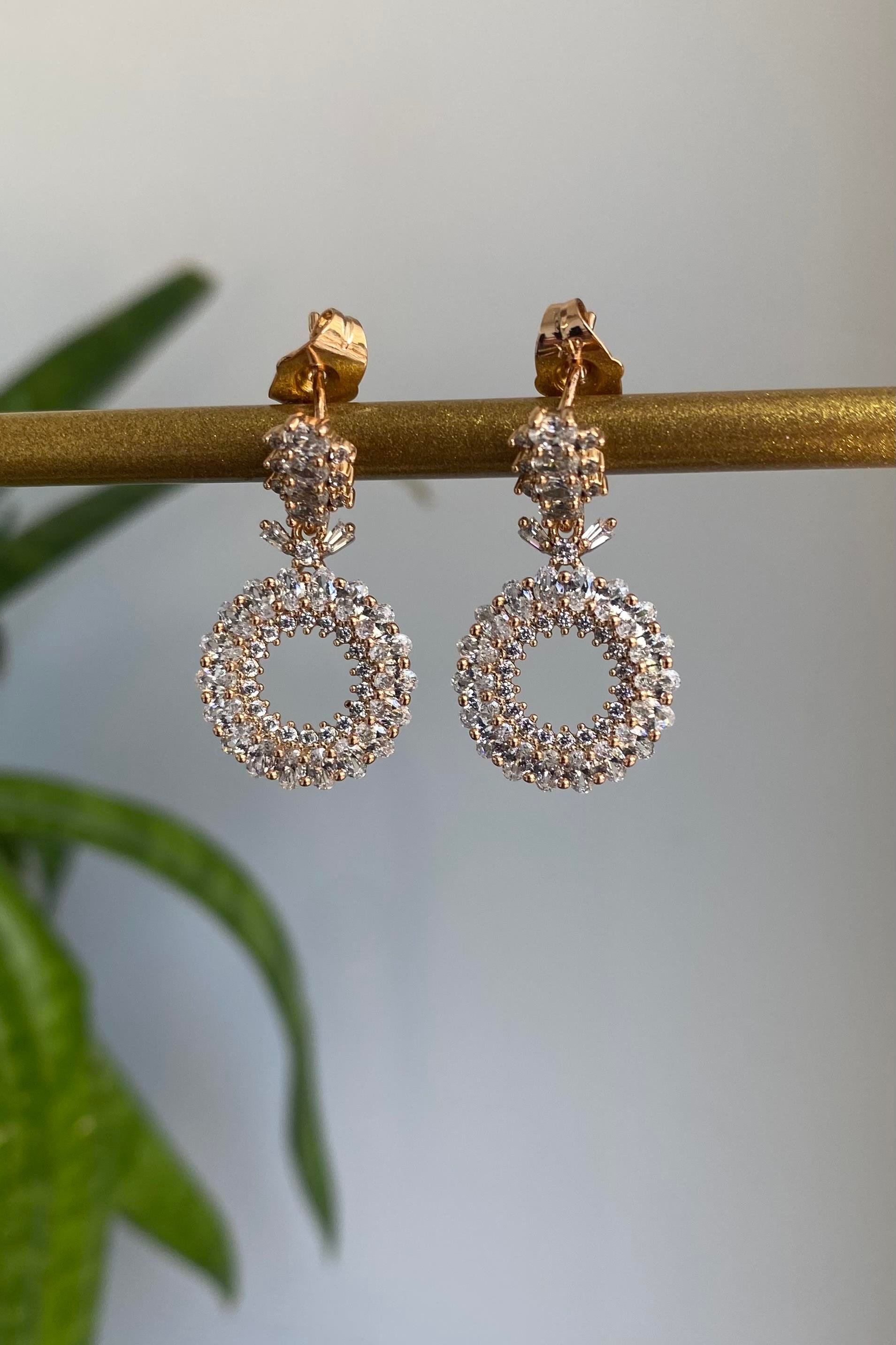 TAŞLI ÇELENK KÜPE