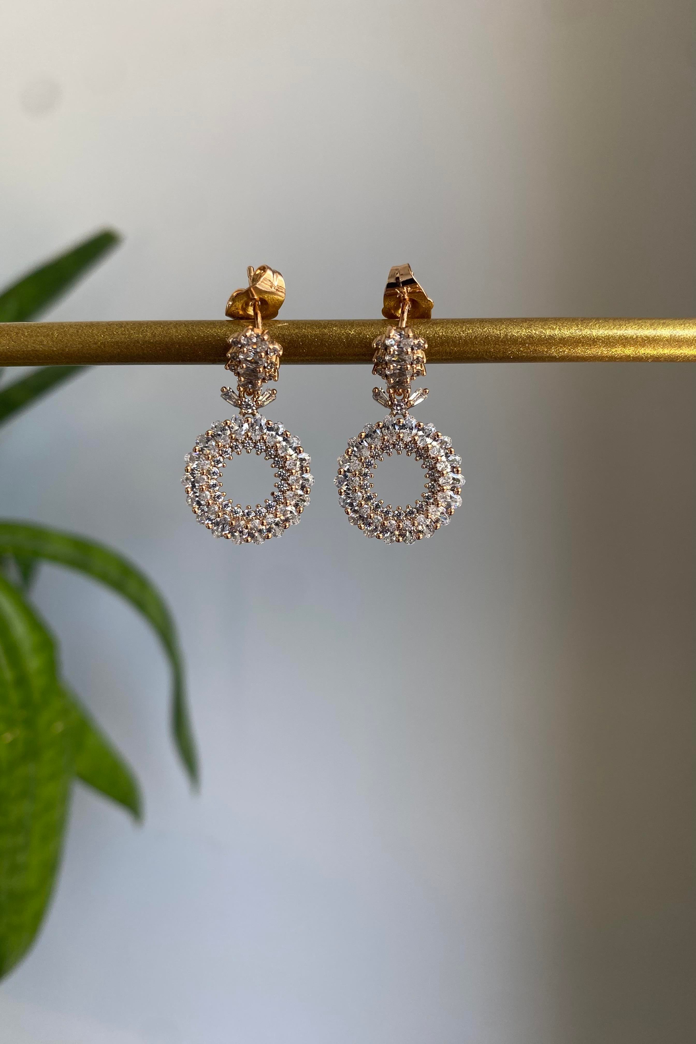 TAŞLI ÇELENK KÜPE