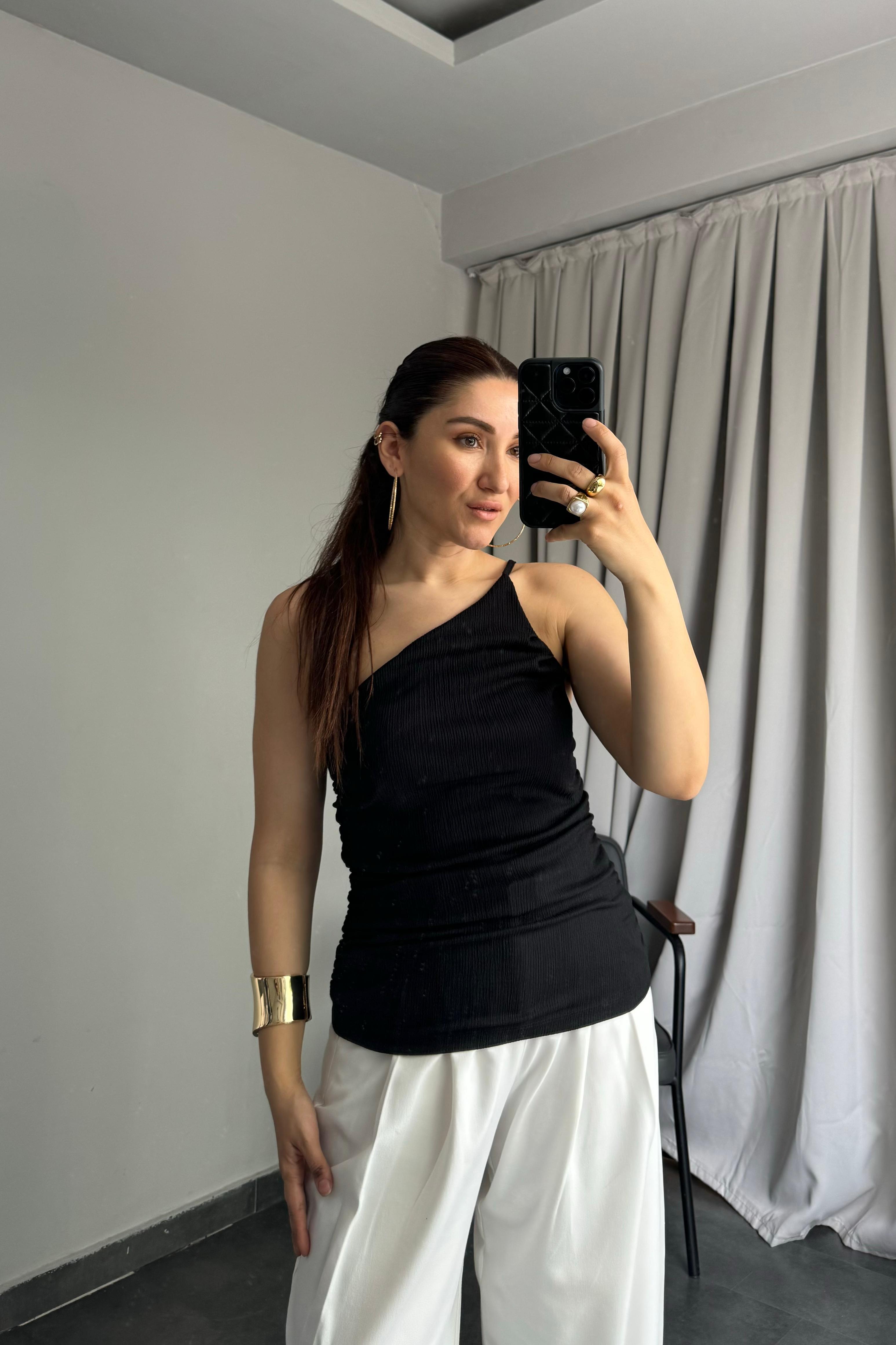 TEK OMUZ YANI BÜZGÜLÜ BLUZ
