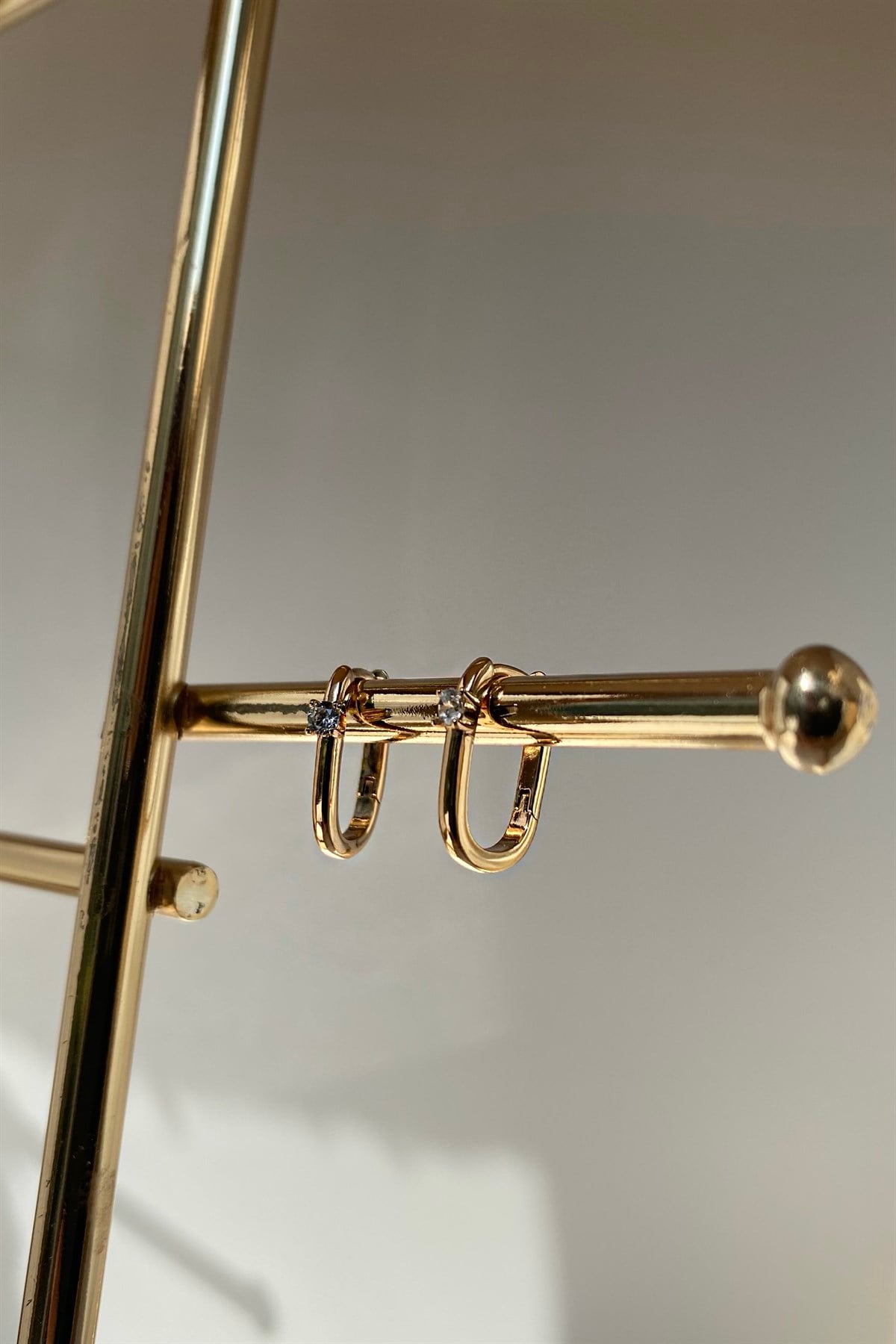 TEK TAŞLI OVAL HALKA KÜPE 1,4cm