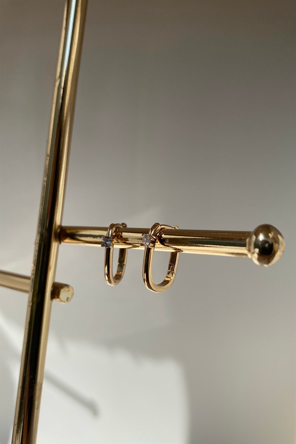 TEK TAŞLI OVAL HALKA KÜPE 1,4cm