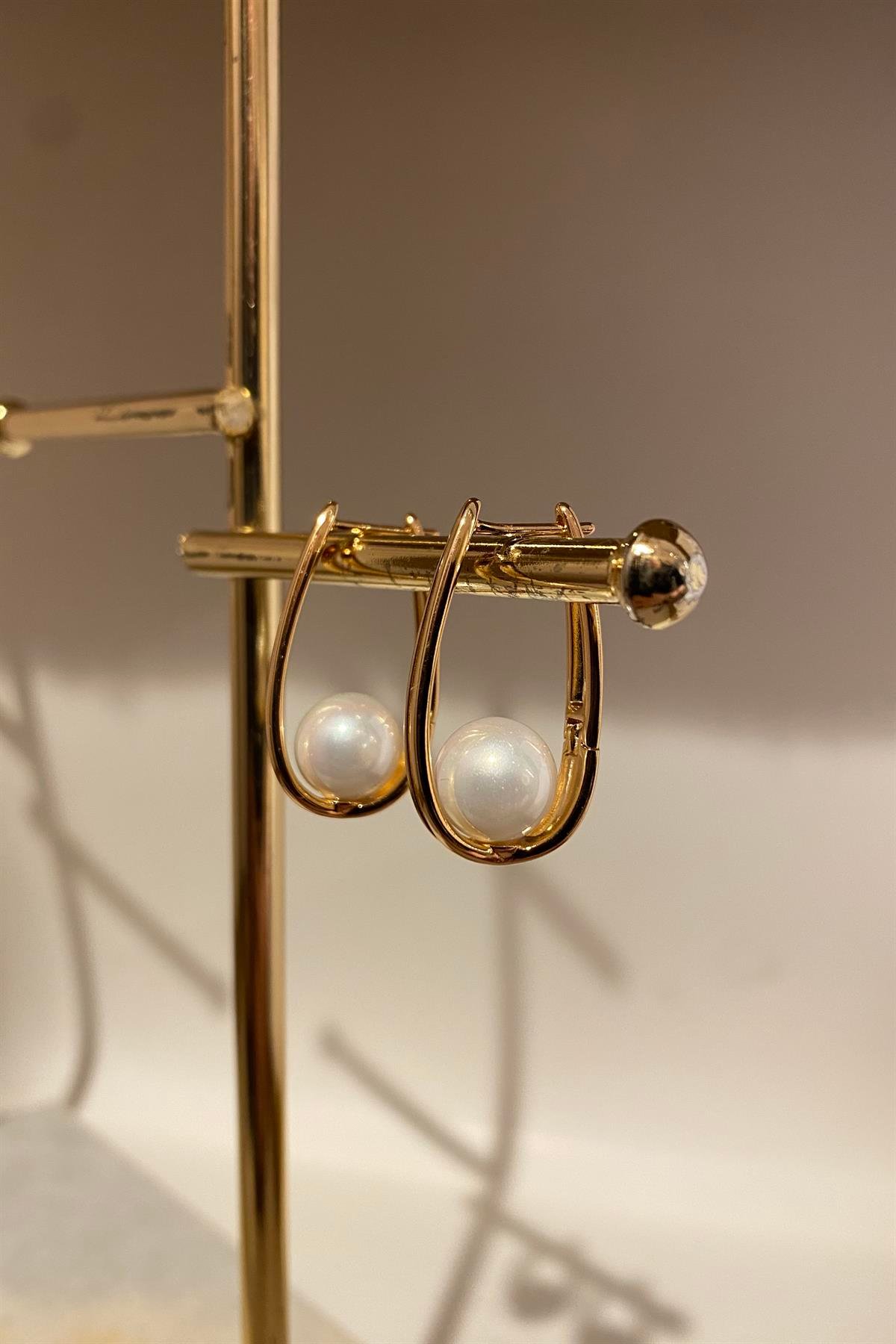 U MODEL İÇİ İNCİLİ KÜPE