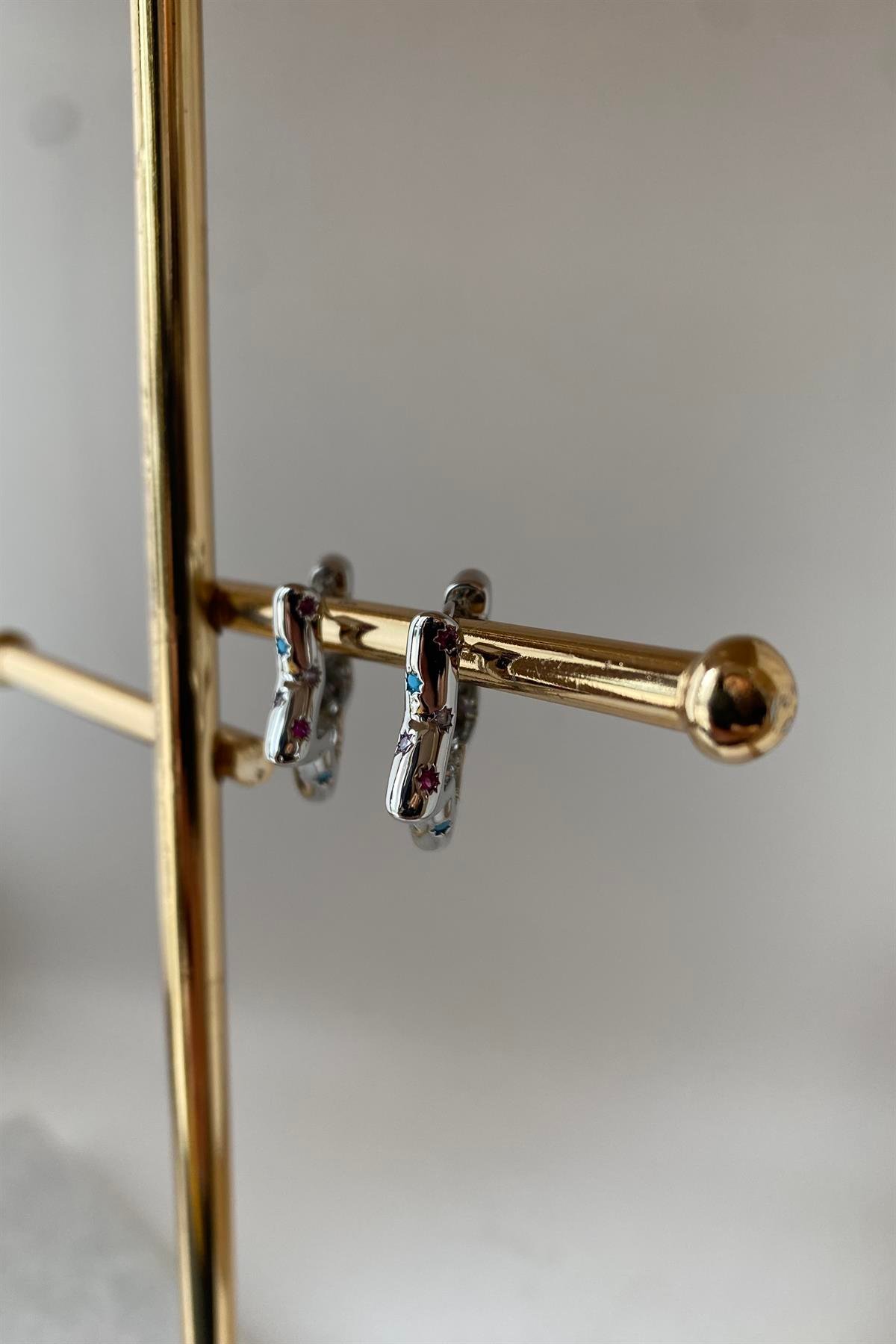 ÜZERİ RENKLİ TAŞ YILDIZ MODEL KÜPE