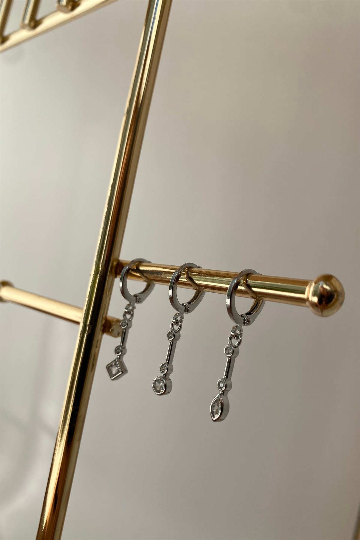 UZUN ÇUBUK SARKINTILI ÜÇLÜ KÜPE