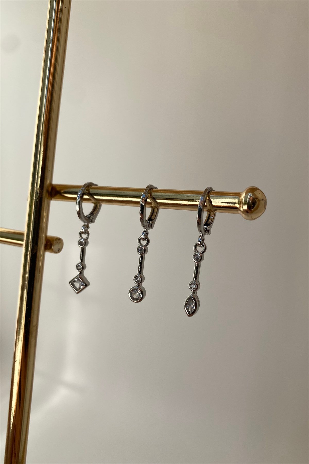 UZUN ÇUBUK SARKINTILI ÜÇLÜ KÜPE