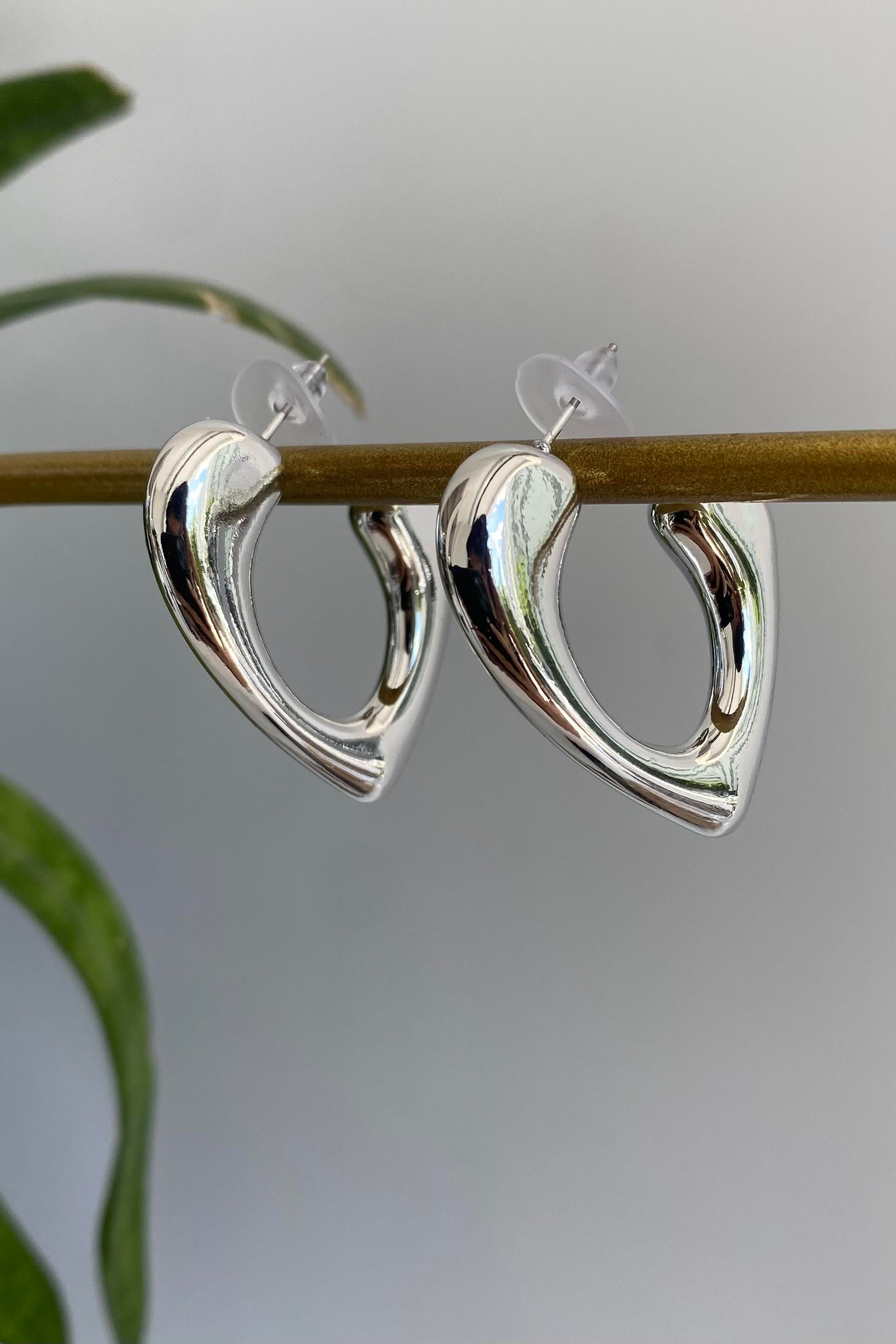 V BOMBELİ ÇİVİ KÜPE